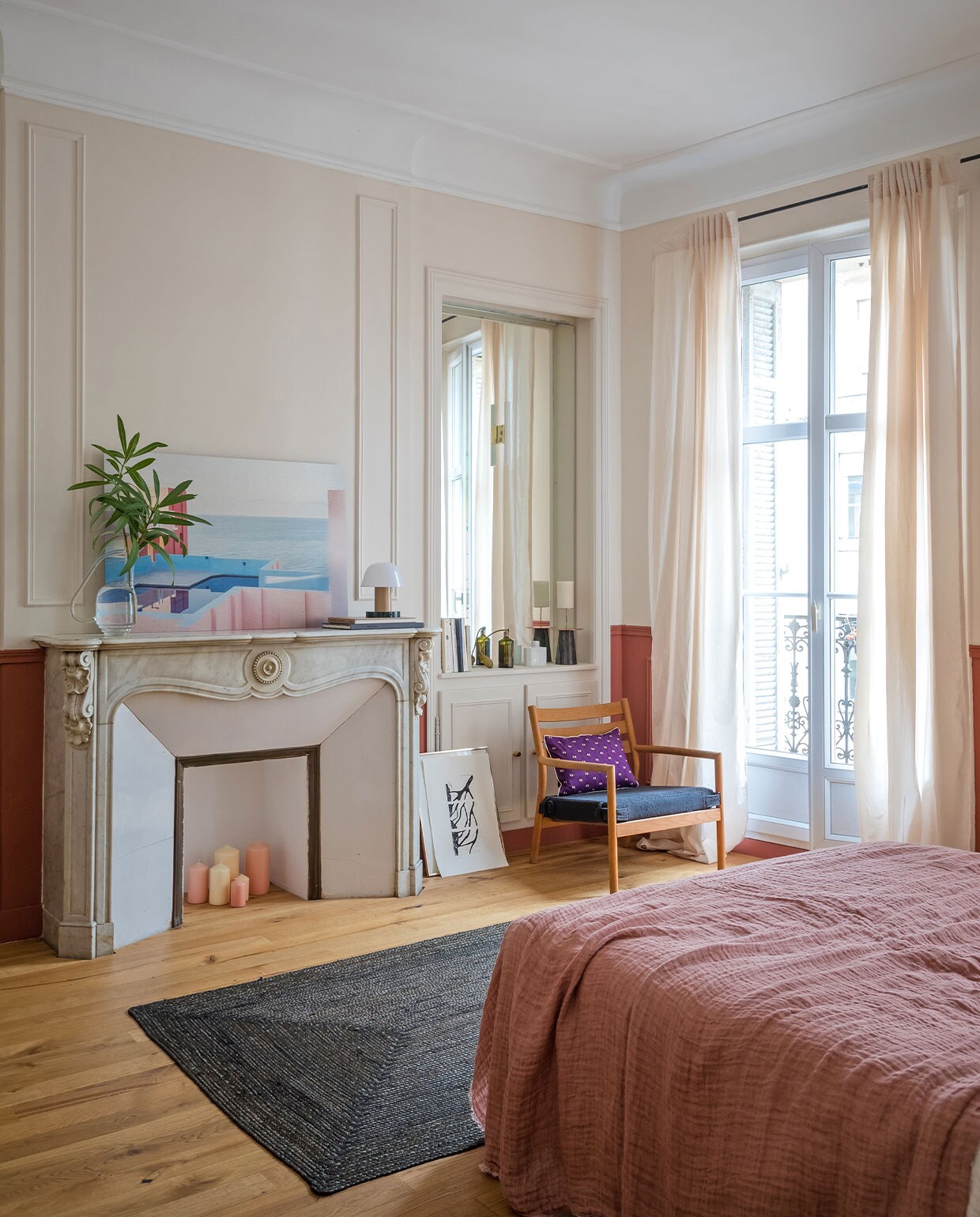 Vintage stoel van Habitat. Vloerkleed Ampm van La Redoute. Plaid Le Monde Sauvage. Vaas Margaux Keller. Foto op schouw Cécile Perrinet Lhermitte. Overig onbekend.