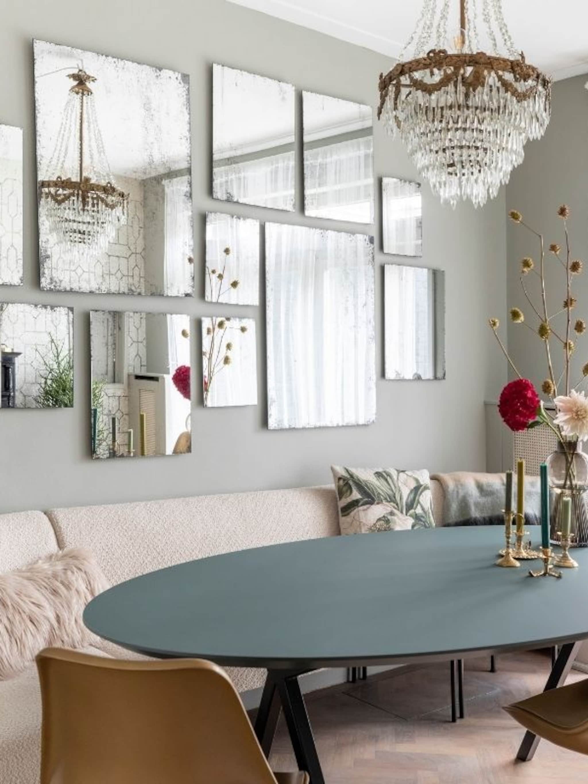 geef je interieur meer diepte en dimensie met een gallery wall van spiegels
