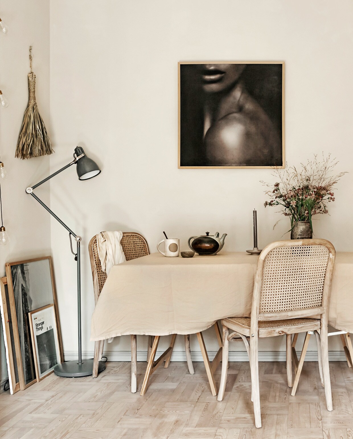 Tafel en wandlamp zelfgemaakt, stoelen Ellos. Tafelkleed en theepot vintage. Vaas Tine K Home, schaaltje House Doctor, mok meegenomen uit Texas. Overig herkomst onbekend.