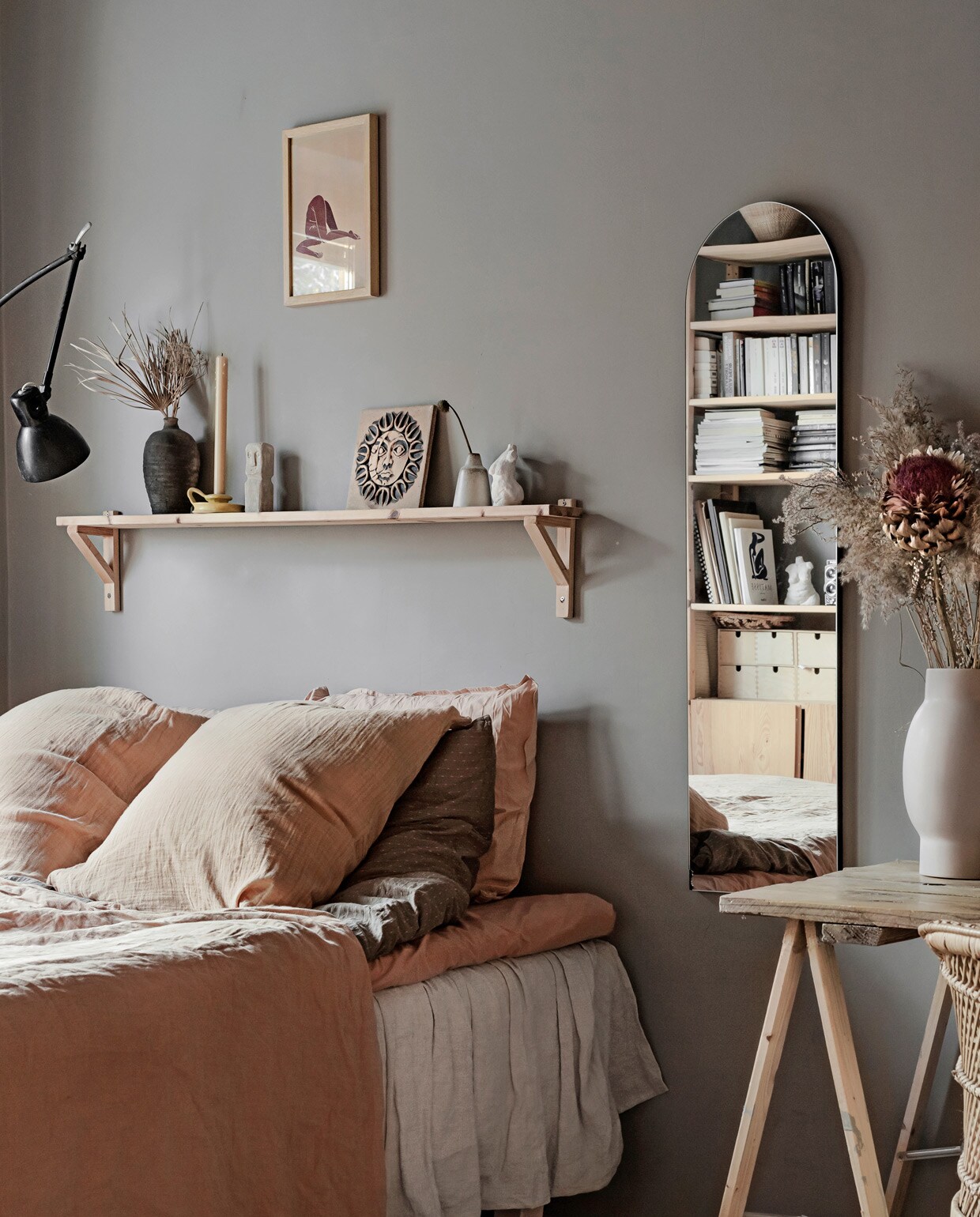 Beddengoed Gai+Lisva, roze kussenhoezen Poudre Organic, sprei Tine K Home, plank zelfgemaakt, wandlamp vintage, print Neptune, zonnegod uit Texas, vaasjes vintage. Overig herkomst onbekend.