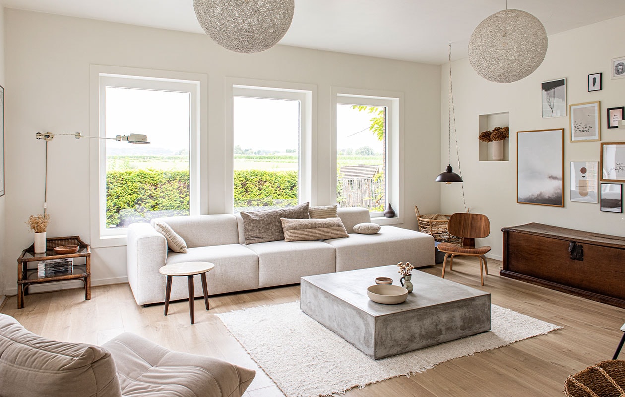Bank en salontafel Weba, karpet Zara Home, kussens H&amp;M Home, Fauteuil Togo van Ligne Roset via Modern Living. Lijsten en posters Juniqe. Bijzettafel Zara Home. Overig kringloop- en vintagewinkels.