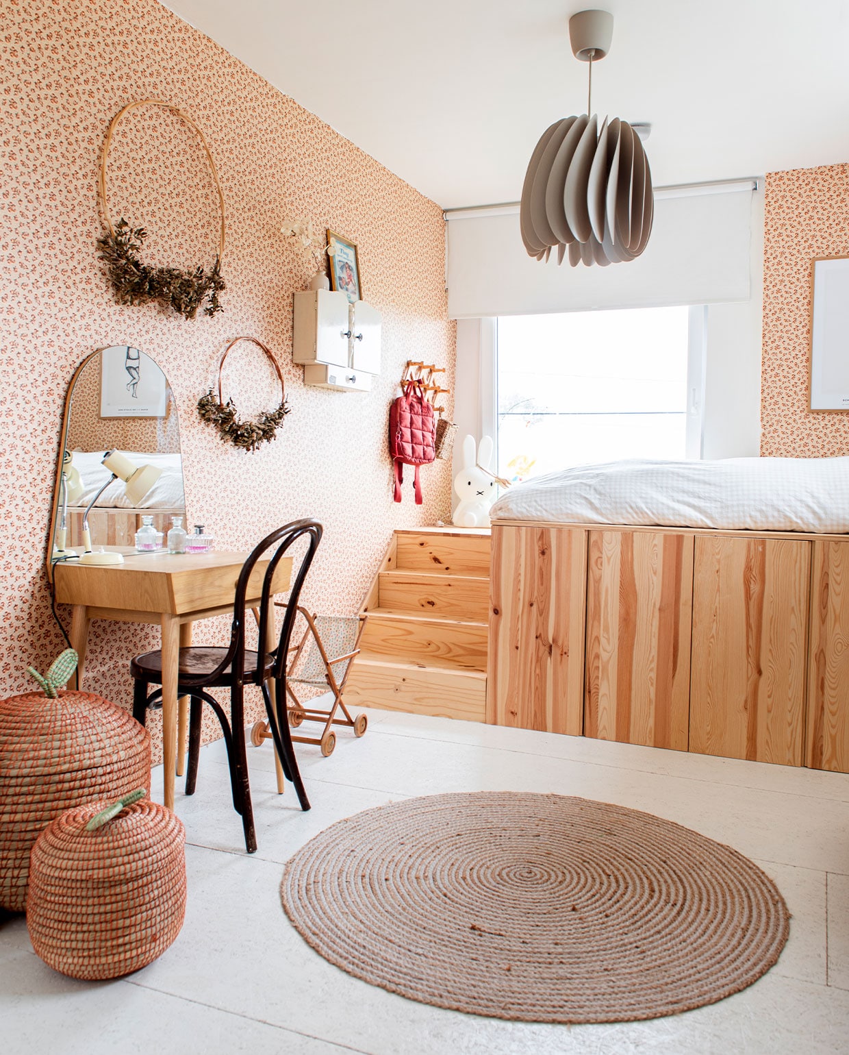 Bed zelfgemaakt met Ivar-kasten van Ikea, behang Vintage Wallpapers, ronde mat Jysk, make-uptafel La Redoute, hanglamp Ikea, appelmanden Zara Home, poppenbed Pimpel en Mees, rugzak Zara. Overig kringloop- en vintagewinkels.