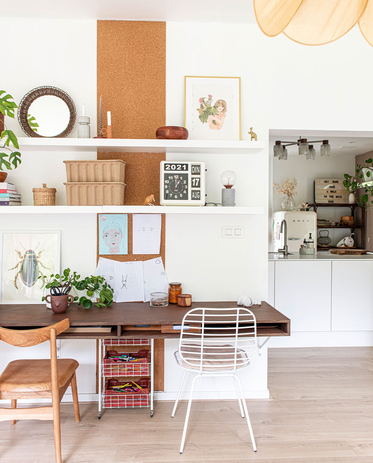 Bureau zelfgemaakt, houten stoel Zara Home, witte stoel Vintagelab 15, wandplanken Ikea, kartonnen boxen Ferm Living via Atmosvert, kandelaars Kwantum. Overig kringloop- en vintagewinkels.