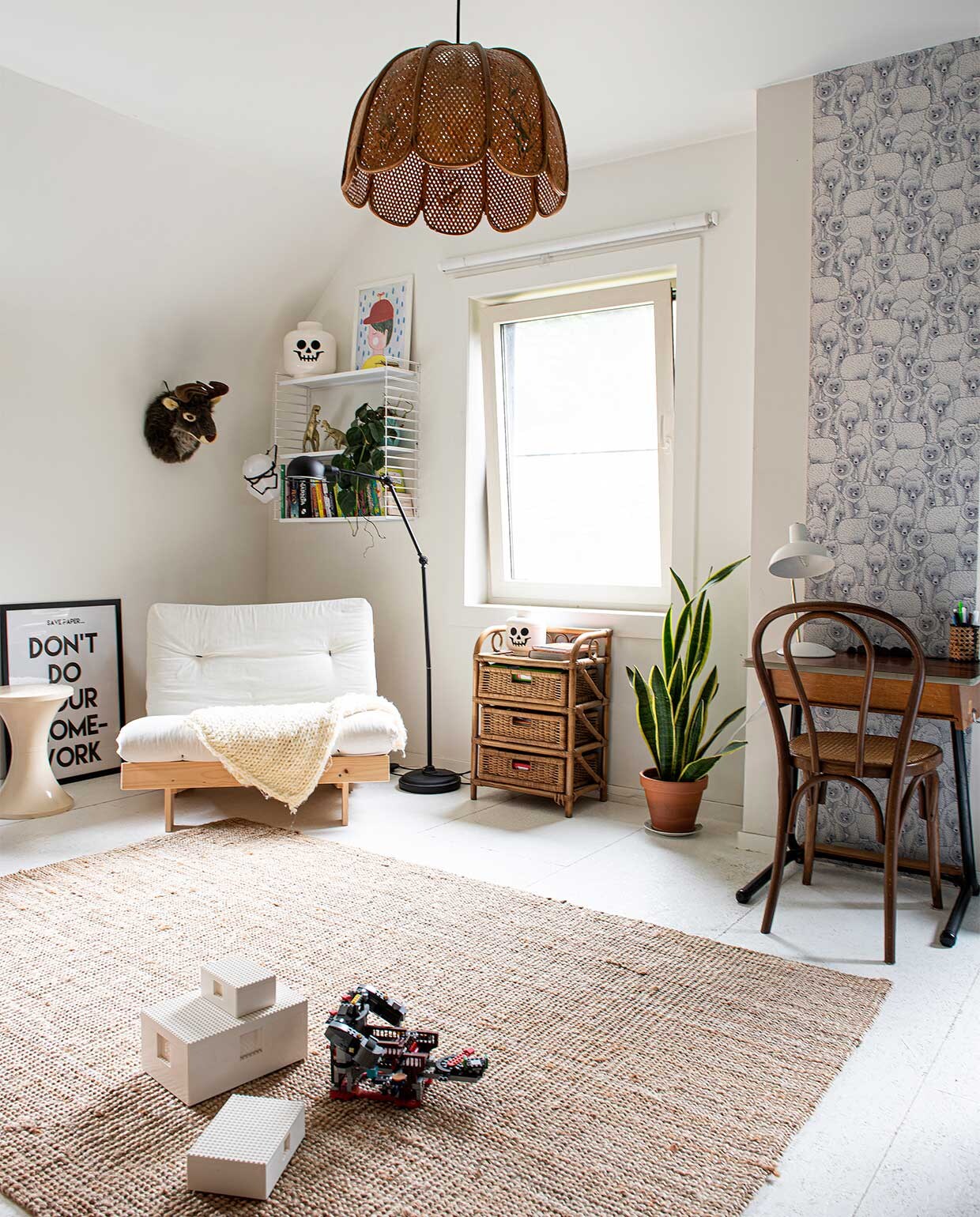 Fauteuil La Redoute, behang Roomblush, wandrek Tomado via Hema, karpet Ikea, overig kringloop- en vintagewinkels.