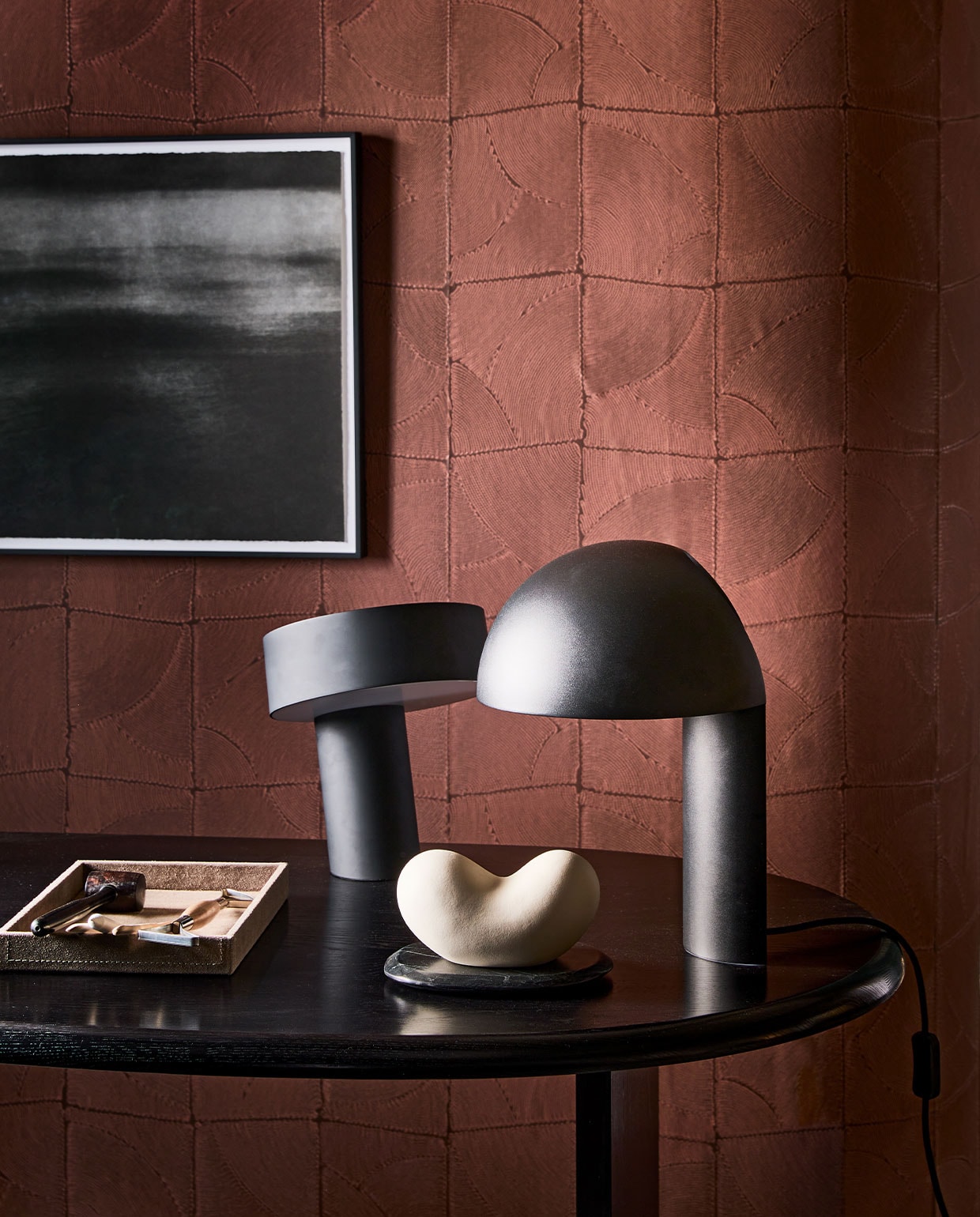 Aluminium tafellamp Slant in Soft Black van Hay € 279,- (vtwonen.nl). Bureaulamp Leery van Gejst, gespoten staal en beton € 202,- (gejst.com). Bureau The Eclipse Desk, 160x80x75 cm (bxdxh) € 2095,- (menuspace.com). Behang Manila Atlas 64535, per rol 70 cm x 10,05 m € 116,- (arte-international.com). Ingelijste polymer etching kunstfoto van Chantal Elisabeth Ariëns (kahmanngallery.com). Wit object € 19,99 (hm.com). Overig privébezit.