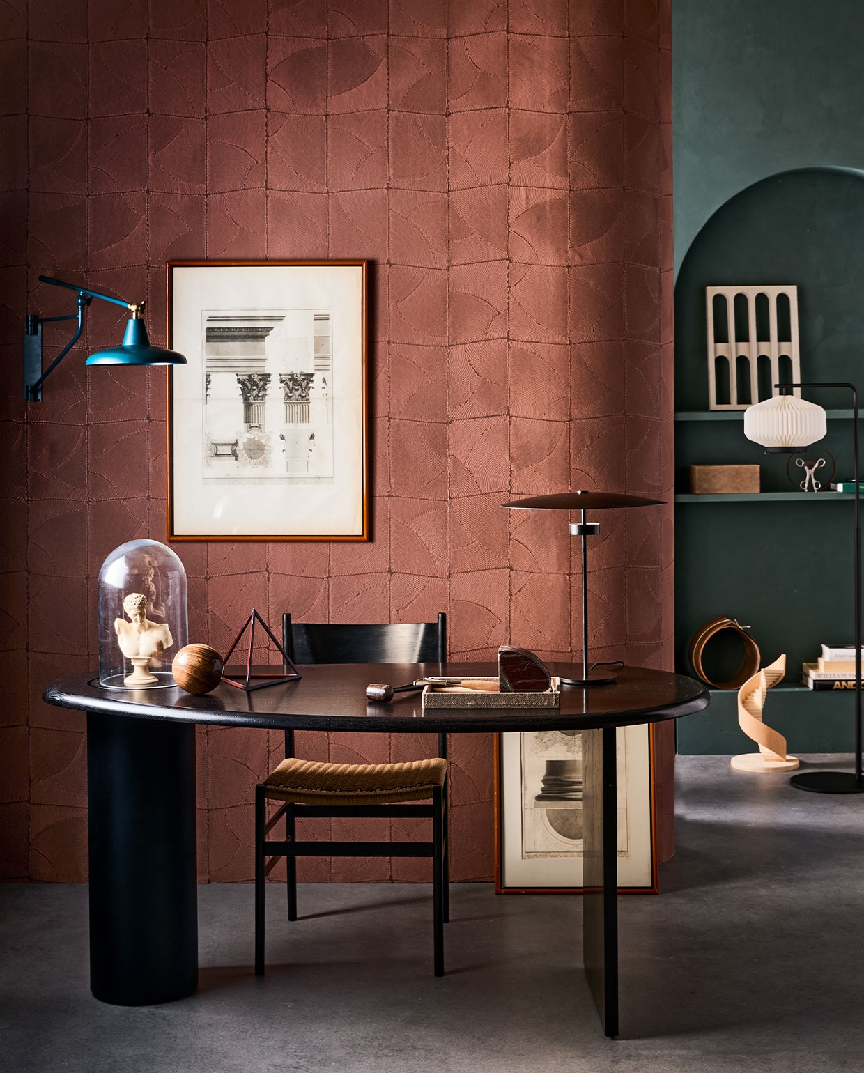 Kalkverf op de muur Staal/Steel 97, 2,5 liter € 126,- (lauthentique.nl). Behang Manila Atlas 64535, per rol 70 cm x 10,05 m € 116,- (arte-international.com). Wandlamp Hector van Dutchbone € 157,50, tafellamp van Bolia € 408,-(vtwonen.nl). Zwarte tafellamp Shibui € 1258,- (leklint.dk). Bureau The Eclipse Desk, 160x80x75 cm (bxdxh) € 2095,- (menuspace.com). Ingelijste gravures van Griekse zuilen, prijs op aanvraag (prinsheerlijkantiek.nl). Zwarte eetkamerstoel met papercord zitting vintage, per 4 € 1000,- (vintagehoarder.com). Marmeren object, prijs op aanvraag (stonedmarble.com). Suède display- bak € 50,-, suède opbergdoos, set van 3 € 127,28 (nordal.eu). Betonnen bogenobject en miniatuur wenteltrap, prijzen op aanvraag (milosmakerij.nl). Overig privébezit.