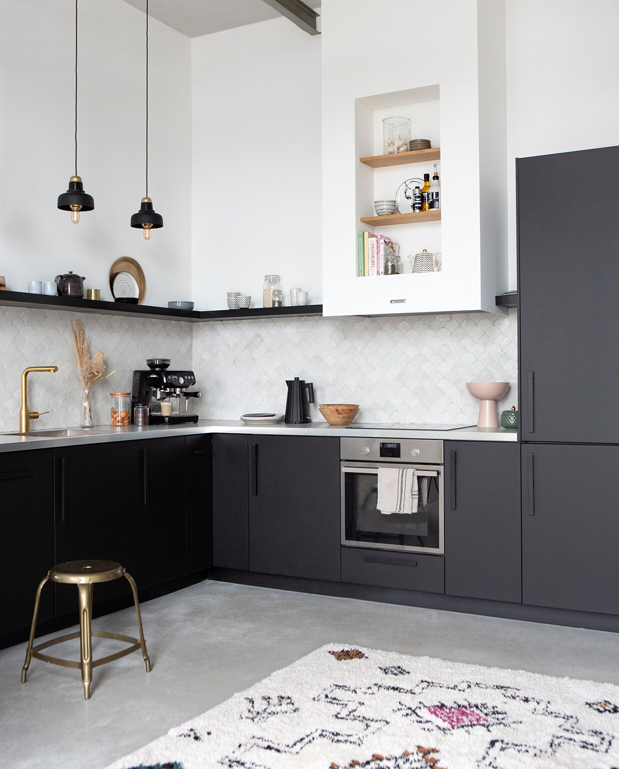 Waterkoker Alessi Plissé. Houten schaal, bekers op plank, glazen potten en theedoek Loods 5. Roze schaal op aanrecht, gestippelde theepot en bakjes in nis Karwei. Keuken Ikea. Espressomachine Solis. Groene pot H&amp;M Home. Tegels Designtegels.