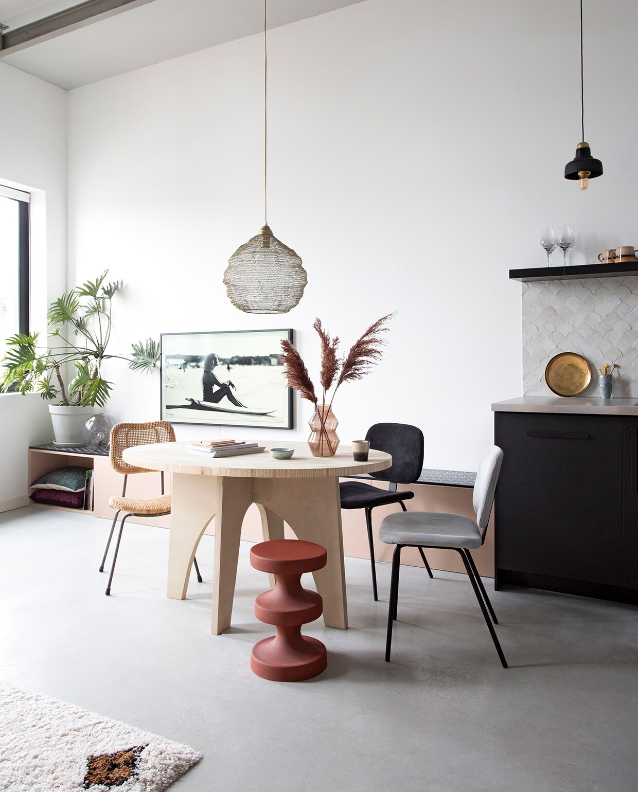 Hanglamp, stoelen, vaas en gouden bord Karwei. Plant Intratuin. Televisie The Frame van Samsung. Kleur wandmeubel zelf gemengd. Keuken Ikea. Tegels spatwand Designtegels. Hanglamp boven aanrecht zelfgemaakt. Rozerode kruk niet meer te koop.