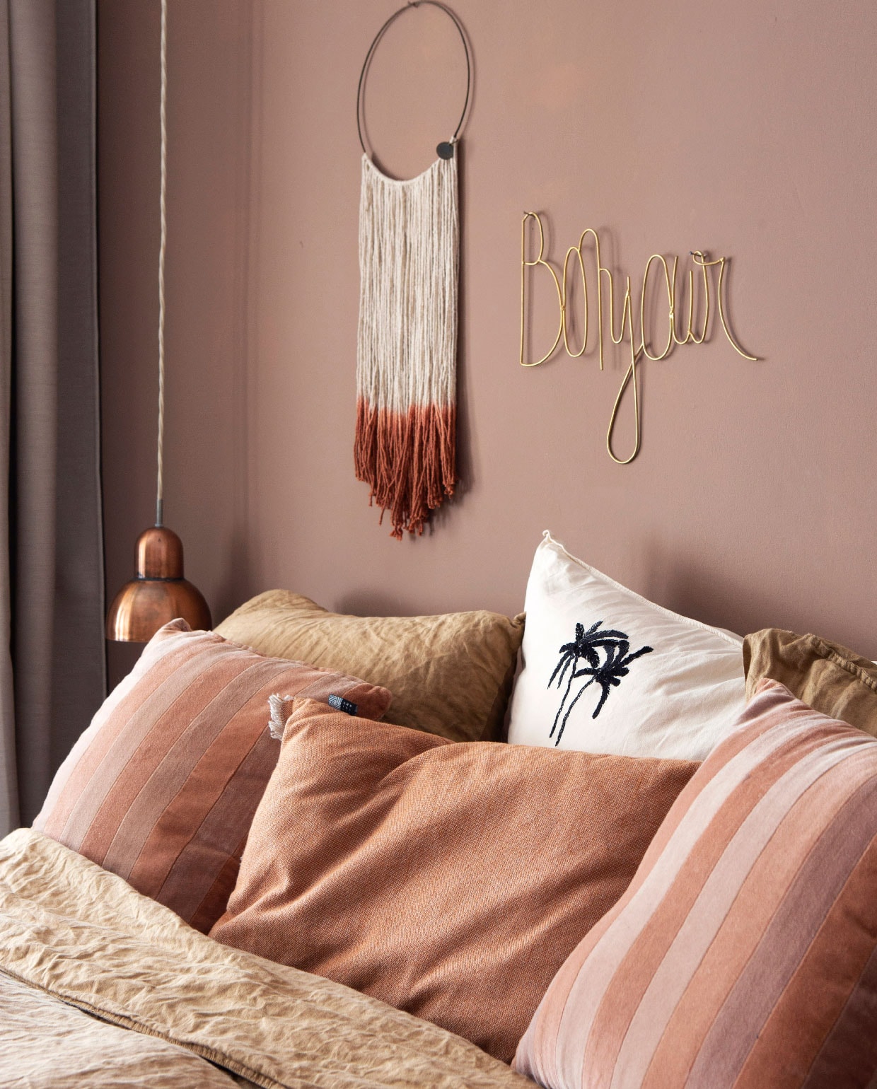 Sprei Bloomingville. Kussens H&amp;M Home, Au Maison, Ilva. Kruk Broste Copenhagen. Vergelijkbare verfkleur Steel Blue van Pure &amp; Original. Overig herkomst onbekend.