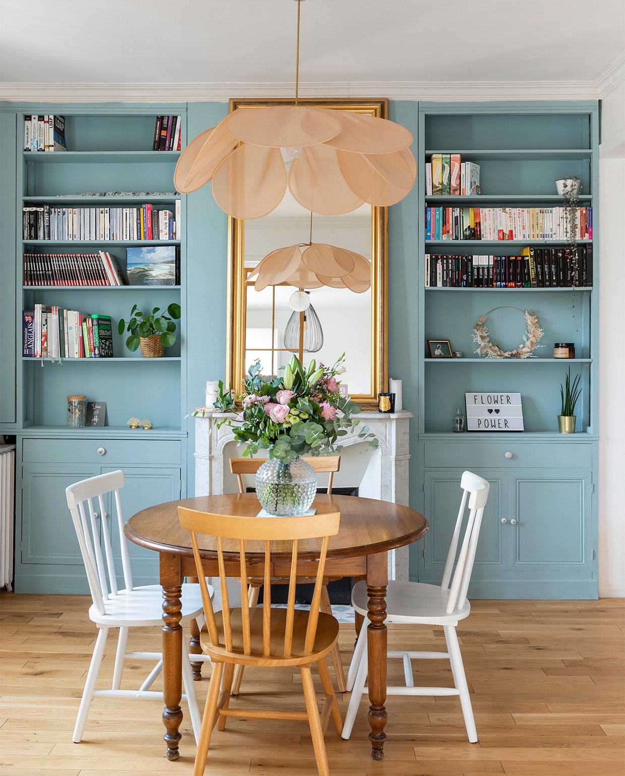 Hanglamp Pale Georges. Verfkleur inbouwkasten Calme Envie van Leroy Merlin. Schouw afkomstig uit een Parijs appartement. Tafel en stoelen tweedehands. Overig onbekend.