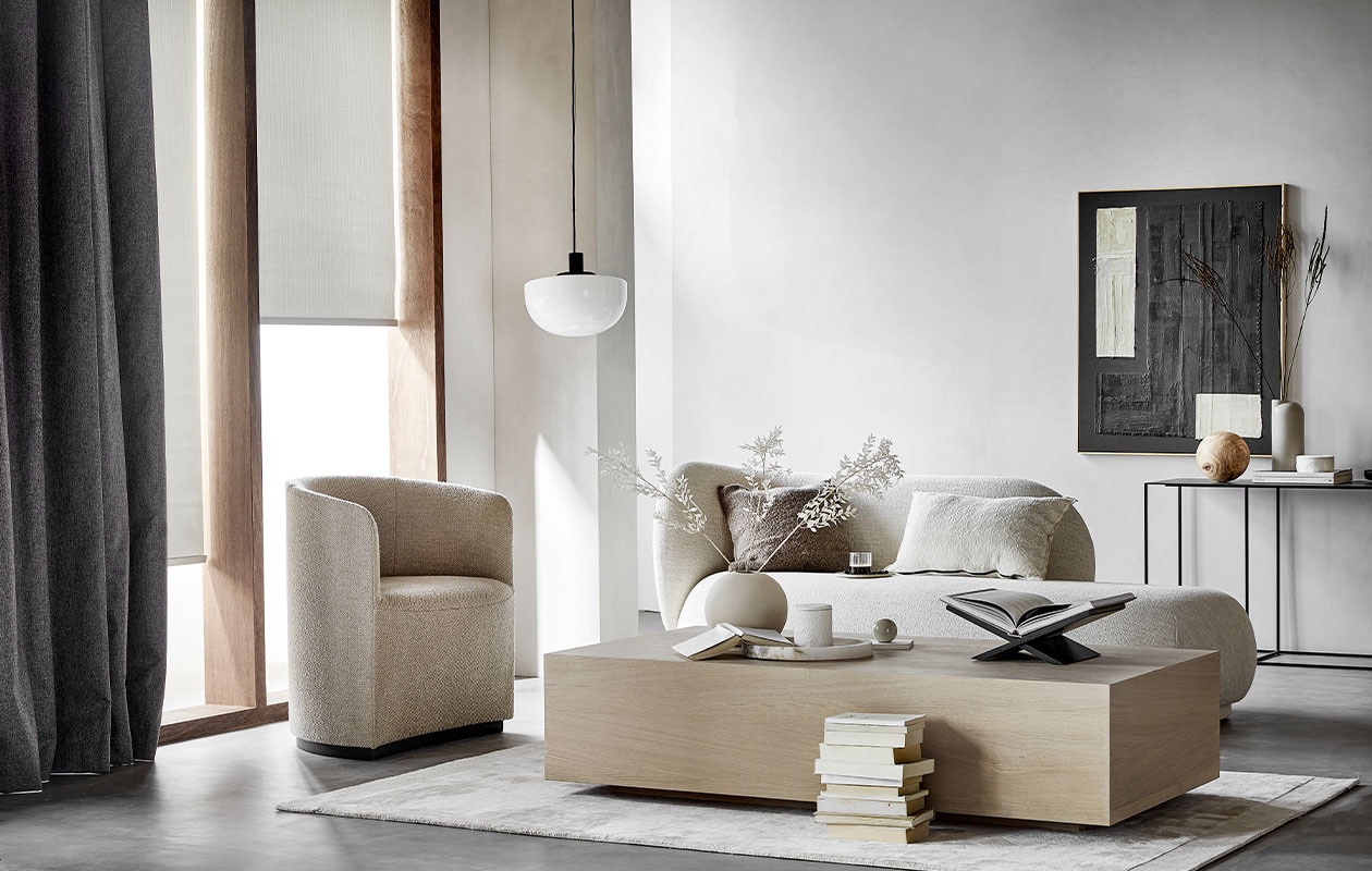 Op maat gemaakt rolgordijn in kleur 18010, hier in afmeting 94,5×250 cm (bxh) € 149,30. Op maat gemaakt overgordijn in kleur Keper Grijs 2285, per meter vanaf € 26,99 | M.m.v. pure-original (muurverf Fresco in kleur Ashes), designtales (fauteuil, marmeren schaal), vantil (salontafel, sidetable), vtwonen.be (hanglamp van Menu, sofa van Ferm Living), festamsterdam.com (vloerkleed, bolvaas), mimiettoi.com (grijze vaas), mooswillemsen.com (schilderij), zarahome.com (witte keramieken potten met deksel, kussens), hm.com (magazinehouder), sissy-boy.nl (bord, glas). Overig privébezit.