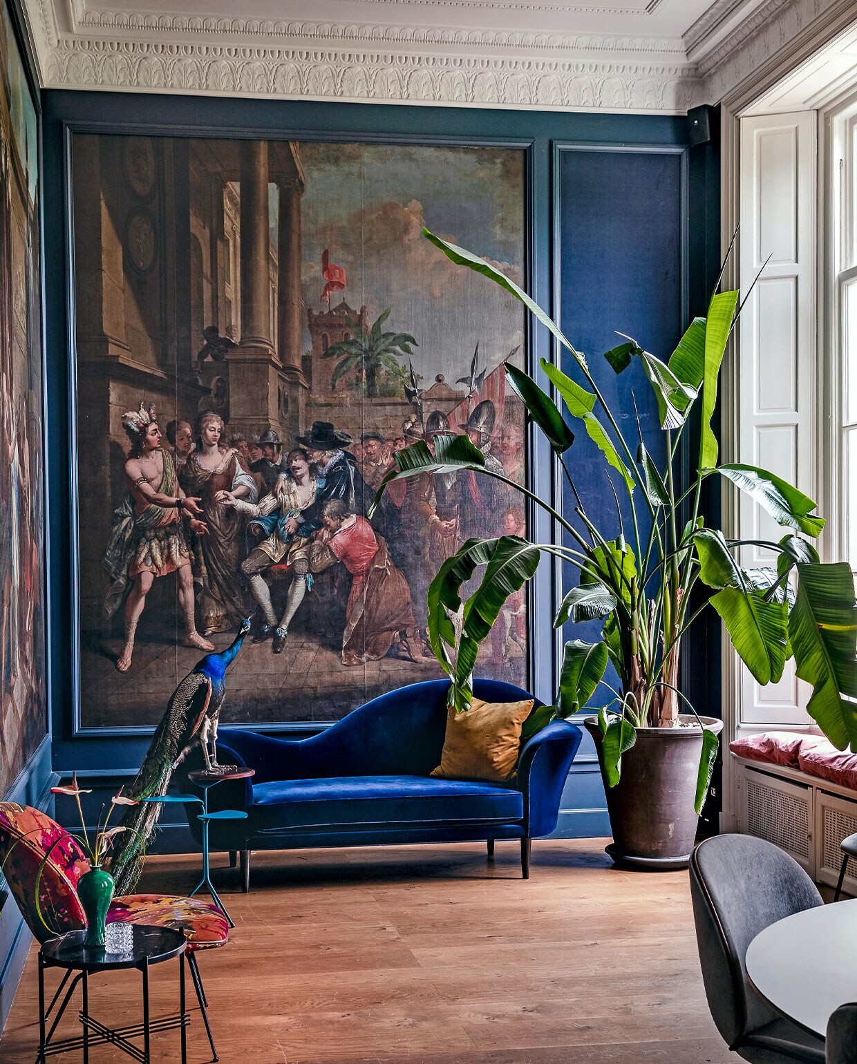 De Schilderijenkamer op de eerste verdieping van het hoofdhuis. Hier hangen vijf stukken, oftewel behangsels, van Willem Joseph Laquy (ca. 1780): voorstellingen uit de tragedies van Voltaire. Chaise longue Grand Piano en stoel Beetle van GamFratesi uit de collectie van Gubi.