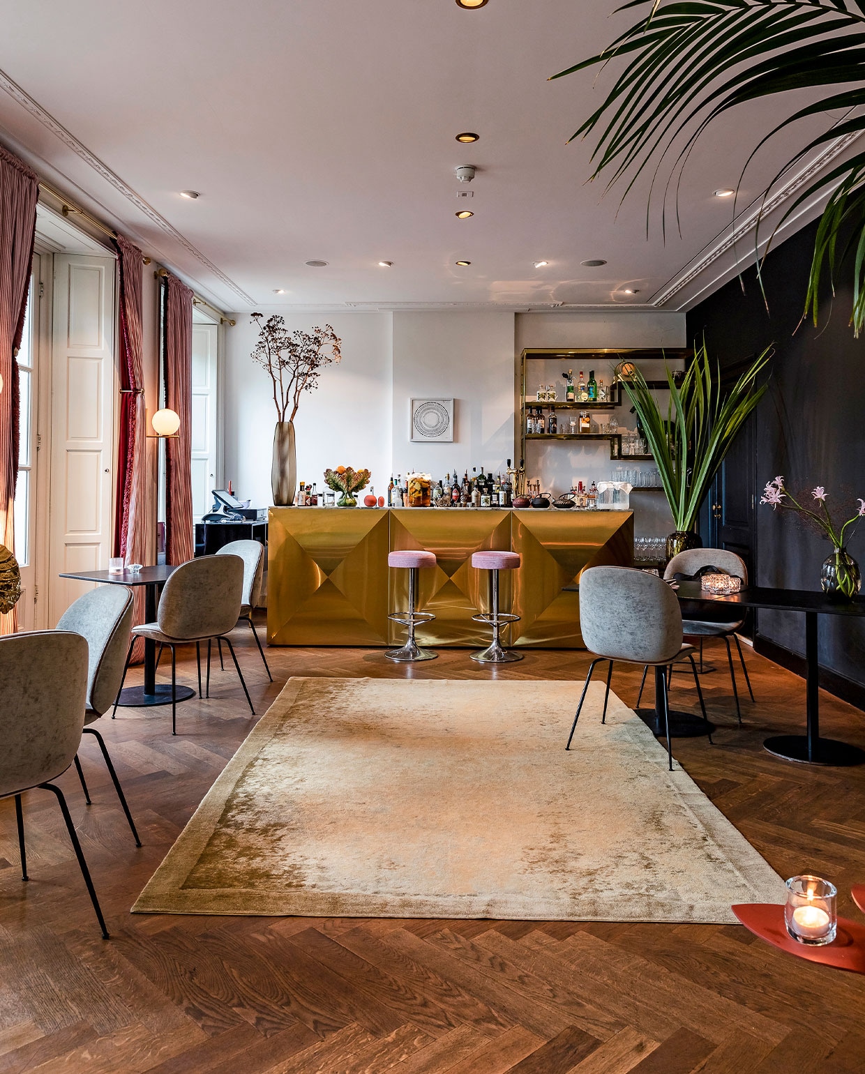Eyecatcher van de Voltaire Bar is de op maat gemaakte bar van messing en marmer. De Beetle chair, een ontwerp van GamFratesi voor Gubi, is op veel plekken in het hotel terug te zien, in verschillende kleuren. Het schilderij tegen de achterwand is van ‘stylemeister’ San Ming.