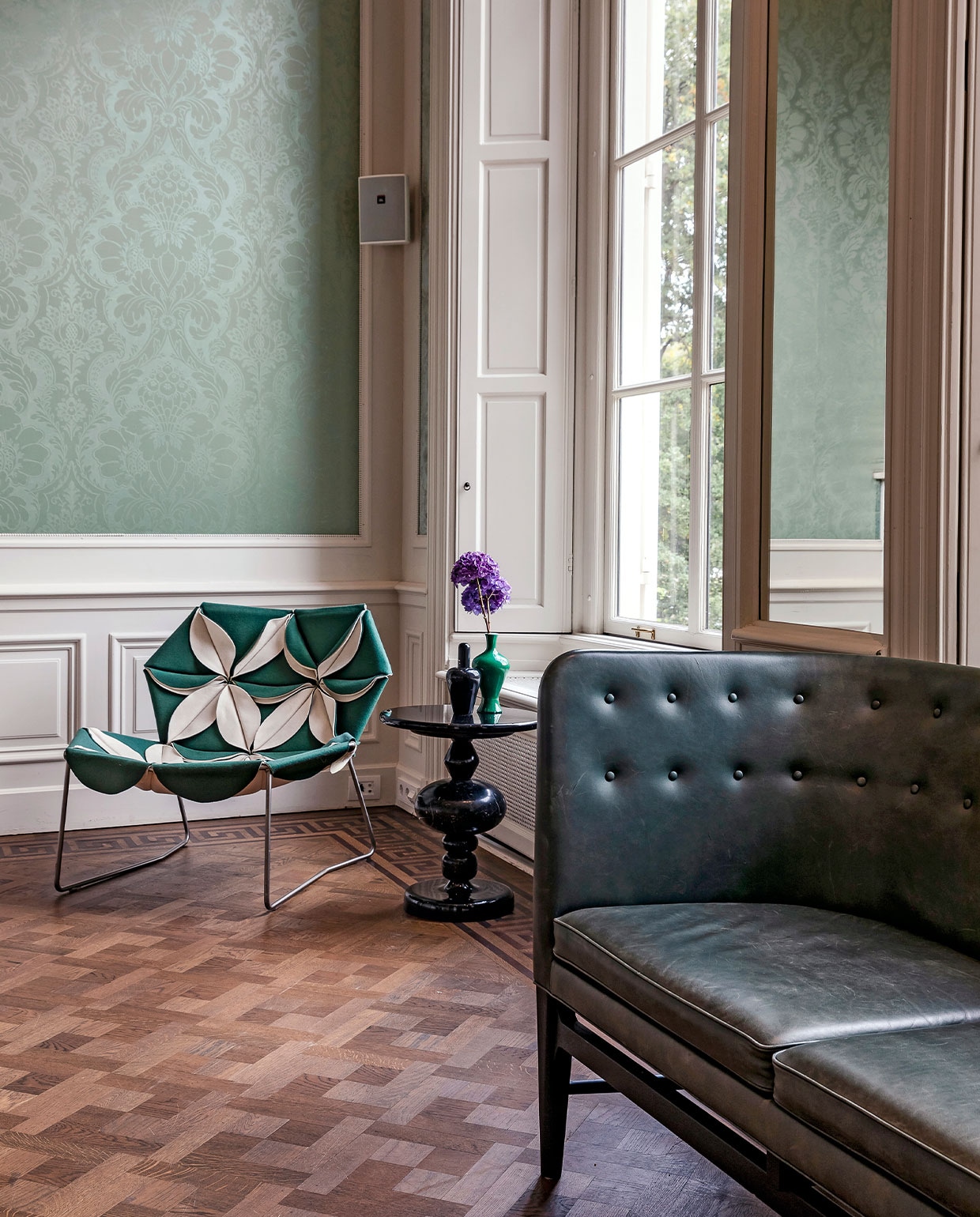 Deze privésalon op de eerste verdieping heeft een monumentale schouw, schitterend uitzicht en als pronkstuk een luie loungechair van Patricia Urquiola voor Moroso.