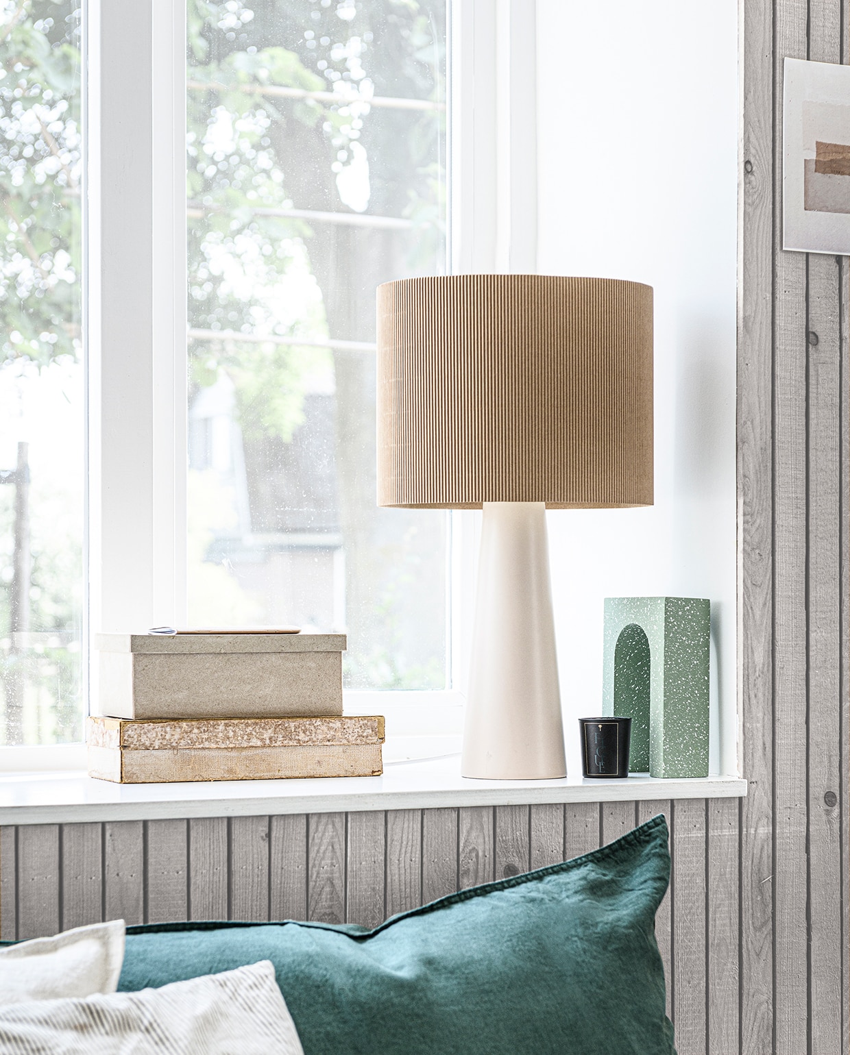 Lampvoet, terrazzo sierboog, hoofd (hkliving.nl). Groen linnen kussensloop (hm.com). Gestreepte plaid Marin (nl.casashops.com). Overig privébezit.