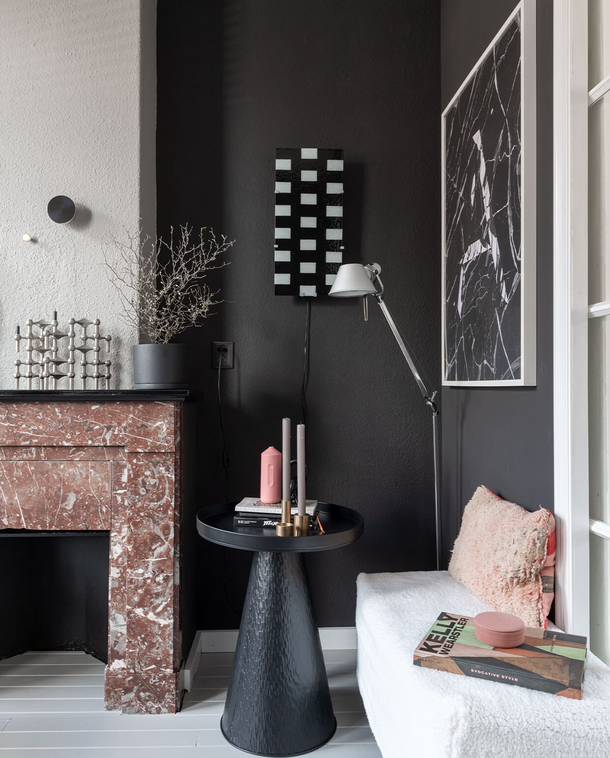 Bijzettafel Karwei, oude zitbank zelf bekleed met teddystof. Kandelaar Stoff Nagel van Stoff. Vintage Ikea wandlamp via Holder Interiors. Spiegel New Works. Messing knop Dot van Muuto, zwarte bloempot en roze doosje Wrong van Hay, beige geurkaars Osynlig van Ikea. Print A marmer van Playtype. Roze vaas Foekje Fleur. Zwarte zeepstenen knoop Studio Yen, messing kandelaren Jensen Plus. Berber kussen World of Blends. Lamp Tolomeo van Artemide. Muurverf Authentic Grey van Flexa en Raaf van Histor.
