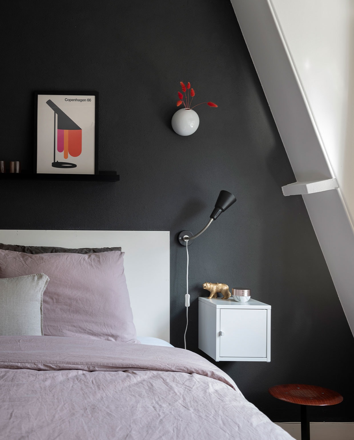 Wandplank, bedlamp, wandkast Ikea. Beddengoed en gouden beer H&amp;M. Glaasjes Hay, print juniqe.nl, wandvaasje Serax, kruk vintage. Crème Rituals. Muurverf Raaf van Histor.