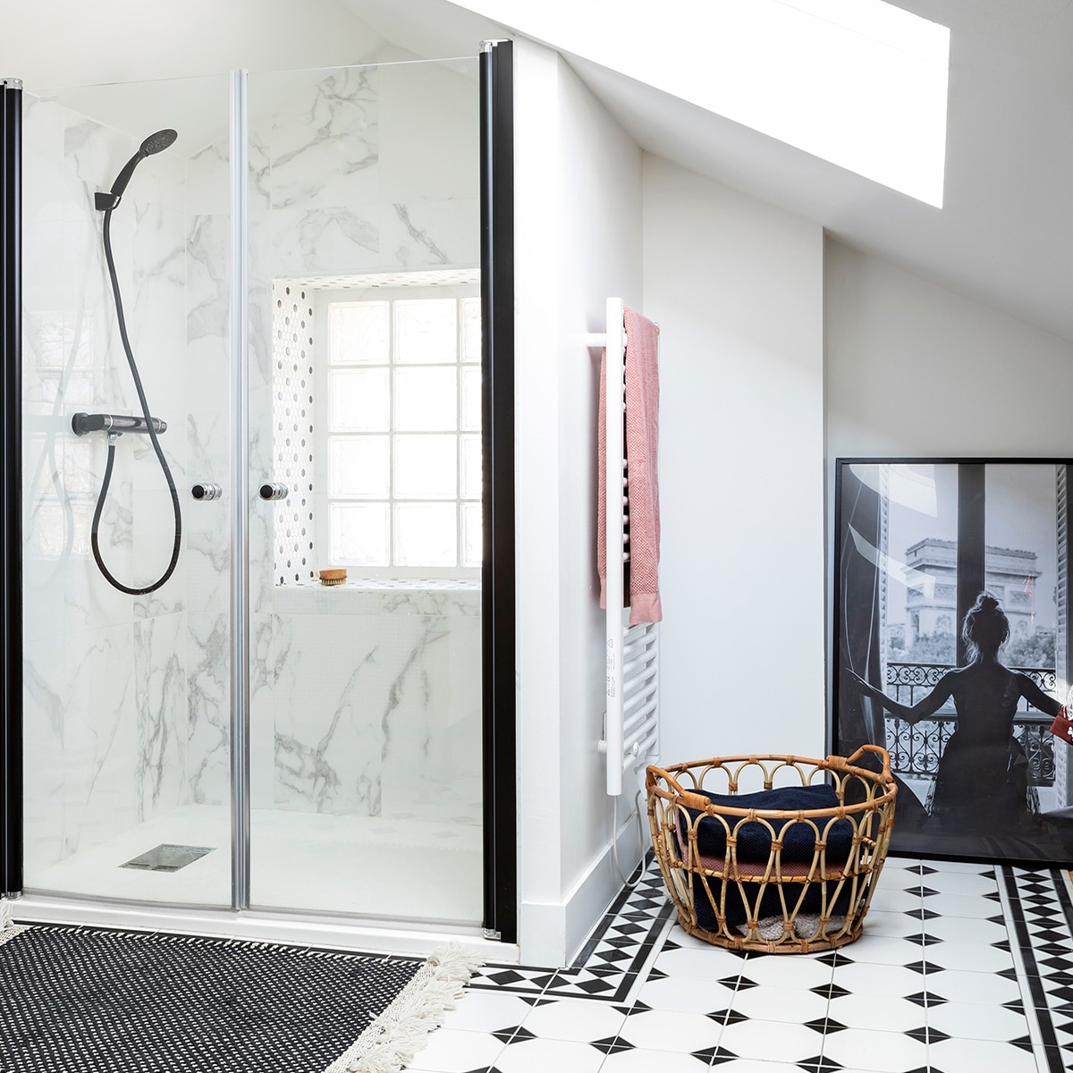 De stoffige zolder werd getransformeerd tot ouderslaapkamer met inloopbadkamer. Het marmer in de douche is van Leroy Merlin. Mand Ikea.