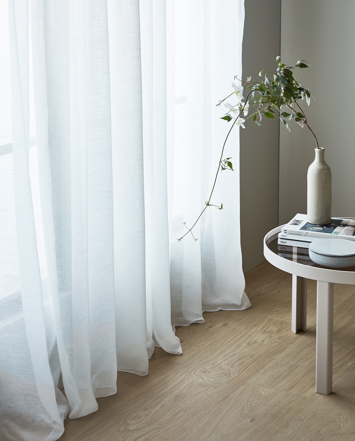 Gordijn Frost, wit, half transparant, met plooi, 270×140 cm (hxb) € 42,99.