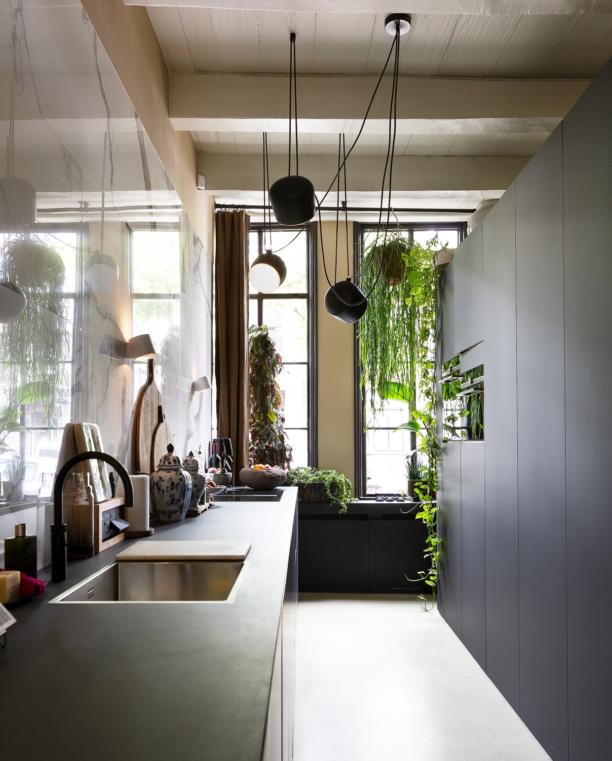 De keuken werd op maat gemaakt door Robbrecht Vormgeving. Lamp van Flos. Kleine lampjes van Rietveld Licht &amp; Wonen in Sliedrecht.