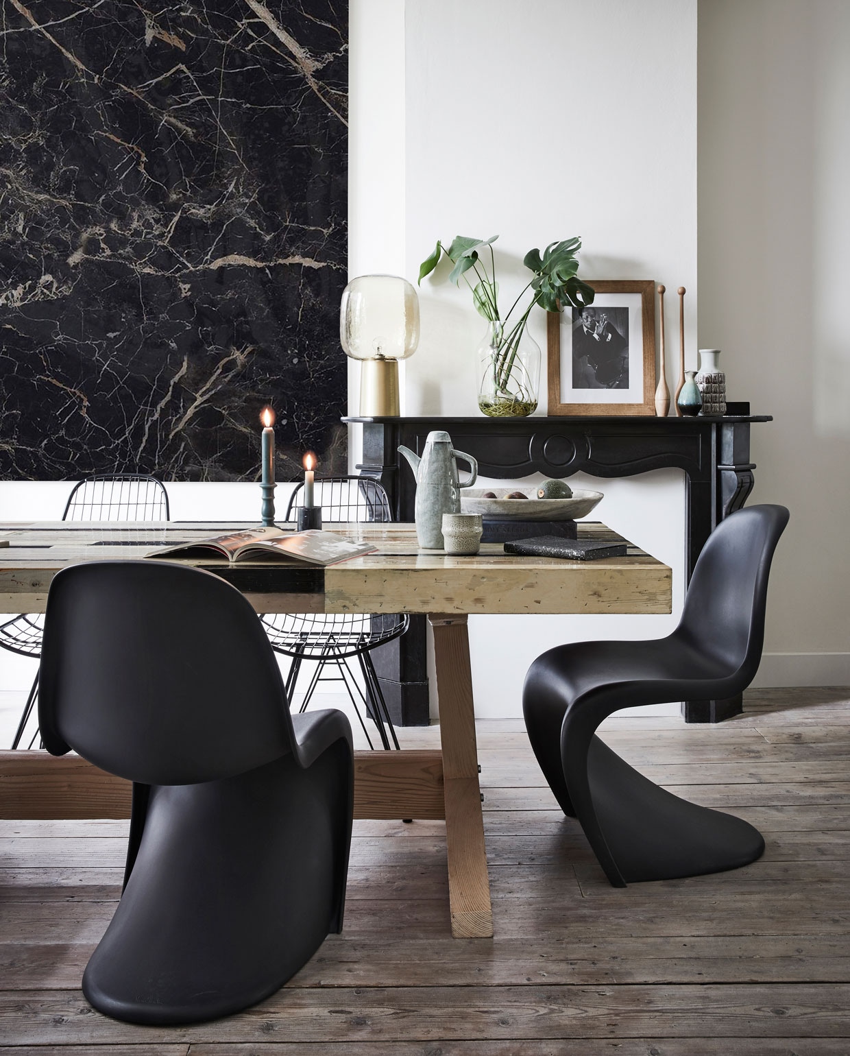 Muurverf links Ral 5008 van Engels Verf. De vloer lag al in het huis. Tafel CPH30 van Hay. Blauwe borden Iittala, witte borden met blauwe spetters Faye van Toogood, Japanse kopjes Shilla. Tas Dille &amp; Kamille. Panton-stoelen, Eames DSR-stoelen, Eames-olifantkruk en vogel House Bird van Vitra. Tripp Trapp-stoel Stokke. Vintage Lamp PH5 van Van Ons. Vintage kasten Loods 5. Witte lamp Formakami van &amp;Tradition. Plantenpot Arket, plant Sprinklr.