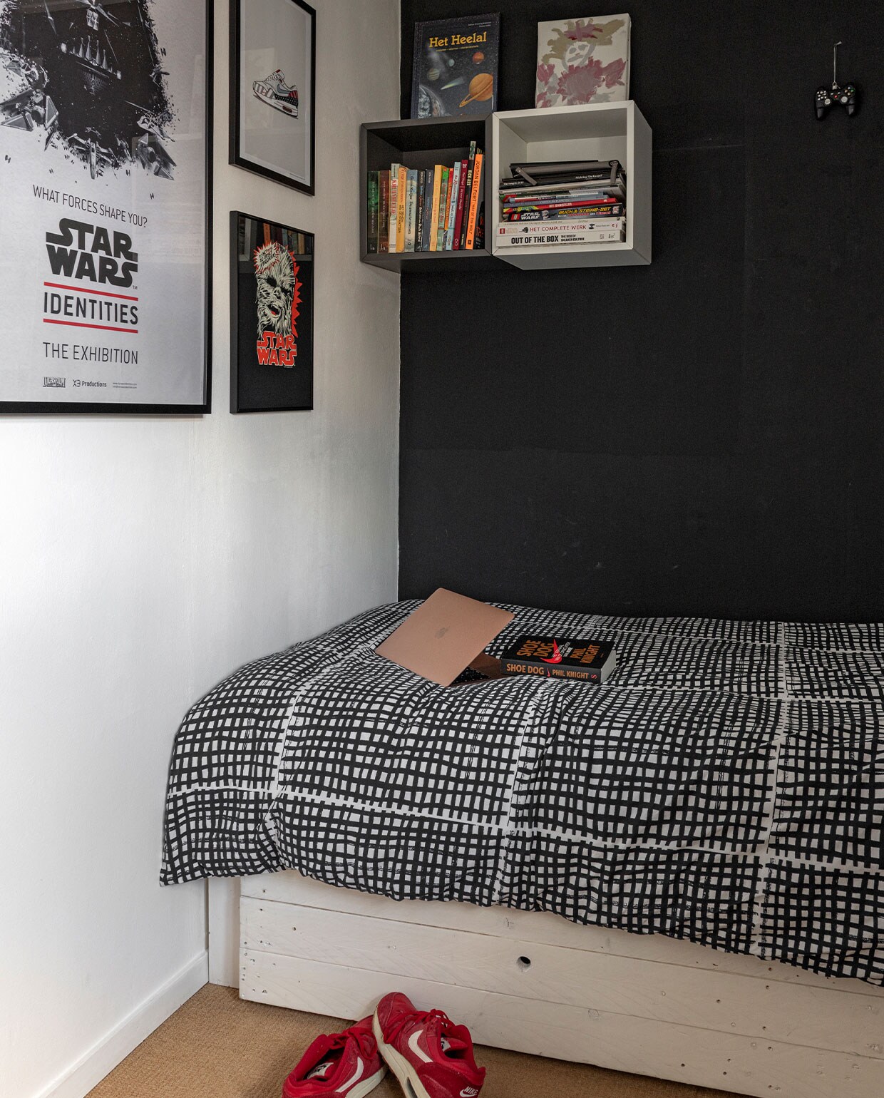 Bed gemaakt door Michel. Wandkasten, dekbed­overtrek Ikea. Grote print Star Wars gekocht bij Star Wars-expositie, poster Nike KickPosters.Rechtsonder een ingelijst Star Wars-shirt van zoon Milan. Muurverf Raaf van Histor.