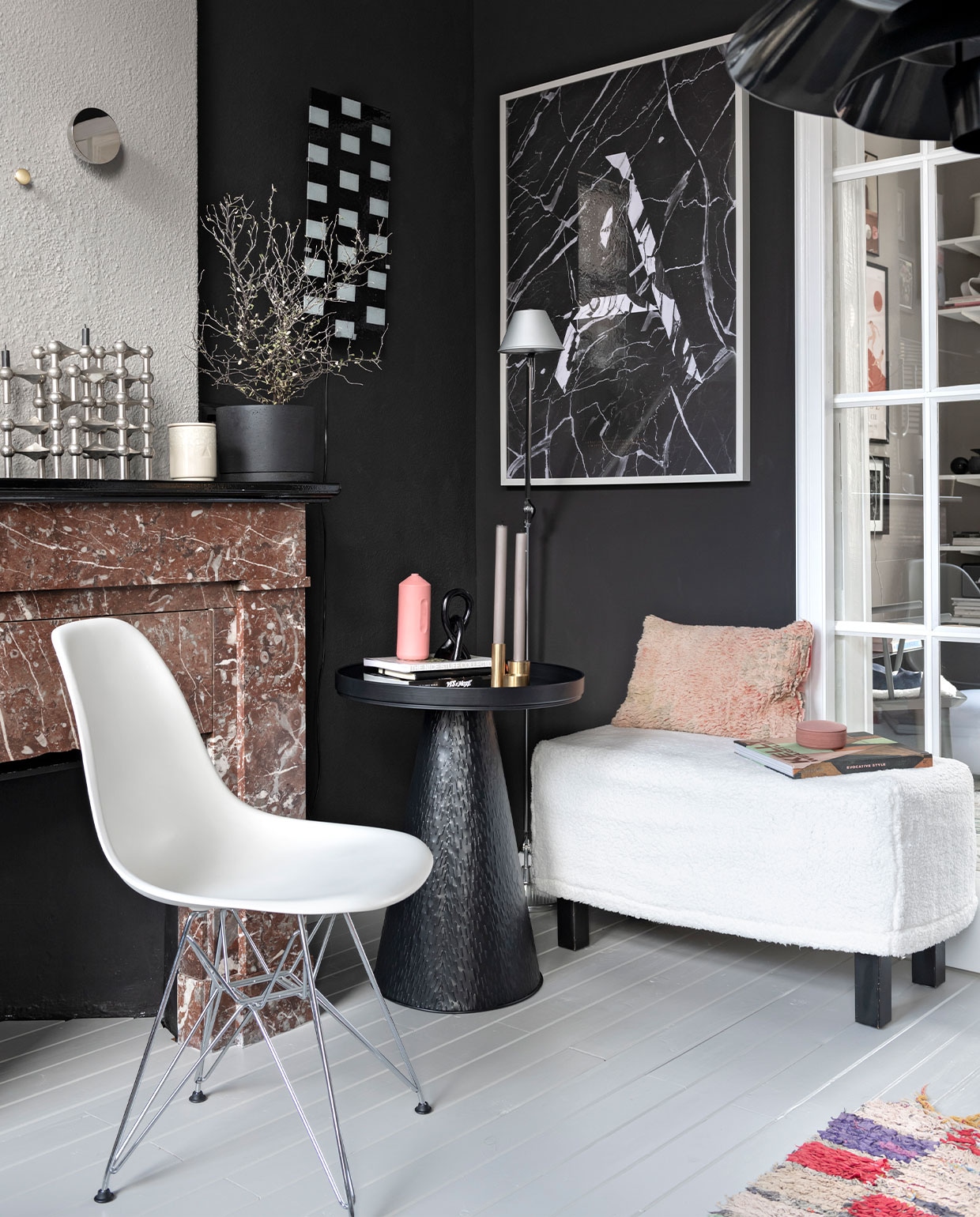 Stoel DSR van Vitra, bijzettafel Karwei, oude zitbank zelf bekleed met teddystof. Kandelaar Stoff Nagel van Stoff. Vintage Ikea wandlamp via Holder Interiors. Spiegel New Works. Messing knop Dot van Muuto, zwarte bloempot en roze doosje Wrong van Hay, beige geurkaars Osynlig van Ikea. Print A marmer van Playtype. Roze vaas Foekje Fleur. Zwarte zeepstenen knoop Studio Yen, messing kandelaren Jensen Plus. Berber kussen World of Blends. Lamp Tolomeo van Artemide. Muurverf Authentic Grey van Flexa en Raaf van Histor.