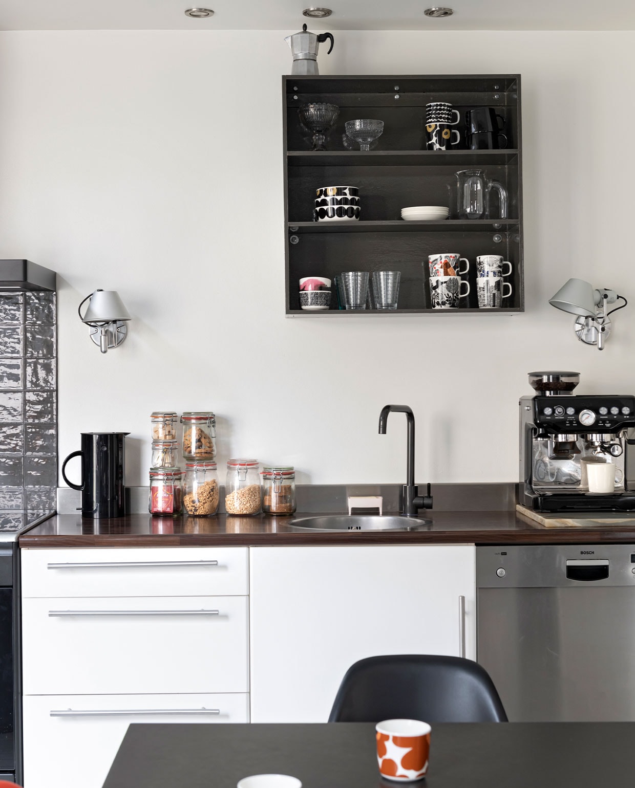 Keuken Ikea, apparatuur Smeg en Bosch. Wandkast gemaakt door Michel. Zellige-tegels Designtegels. Wandlampen Tolomeo van Artemide. Koffieapparaat Barista Express van Sage, waterkoker EM77 van Stelton. Voorraadpotten Dille &amp; Kamille, zeepbakje Bubble Buddy van Foekje Fleur, glaswerk en servies van Iittala en Marimekko via Nio &amp; Elva, sapkan Hay.