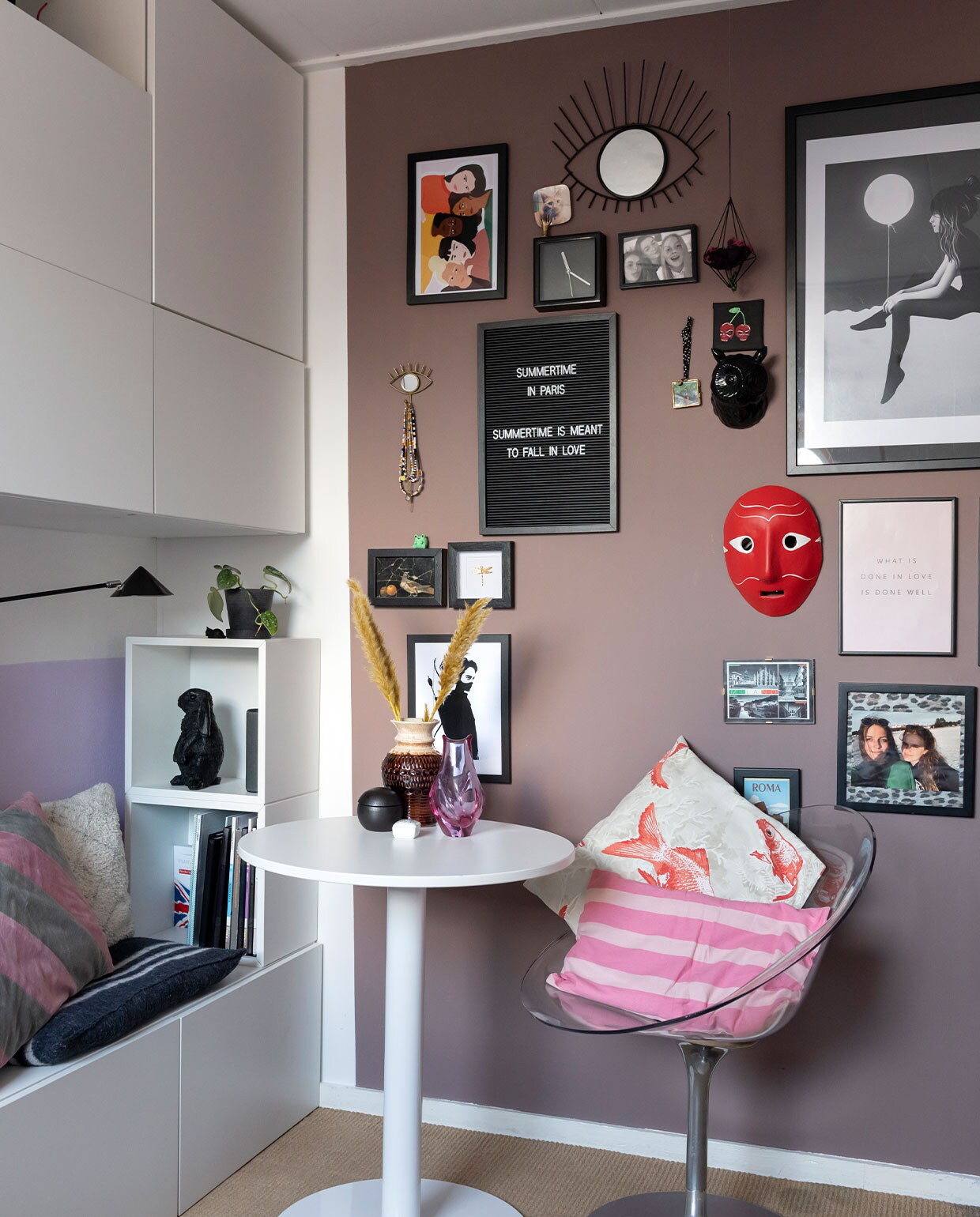 Kasten Ikea. Kussens beige en grijze streep HKliving, witte streep zelfgemaakt van verhuisdeken, in stoel Hema. Wandlamp, bijzettafel en roze vaas vintage. Stoel Eros van Kartell. Zwarte plantenpot en masker Hay. Haas Action, zelf zwart gespoten. Oogspiegel, letterbord en zwart potje Kwantum. West Germany vaas @coosje_vintage_living. Prints Juniqe., Ruben Ireland, privéfoto’s. Muurverf Chocolate Milk van Flexa.