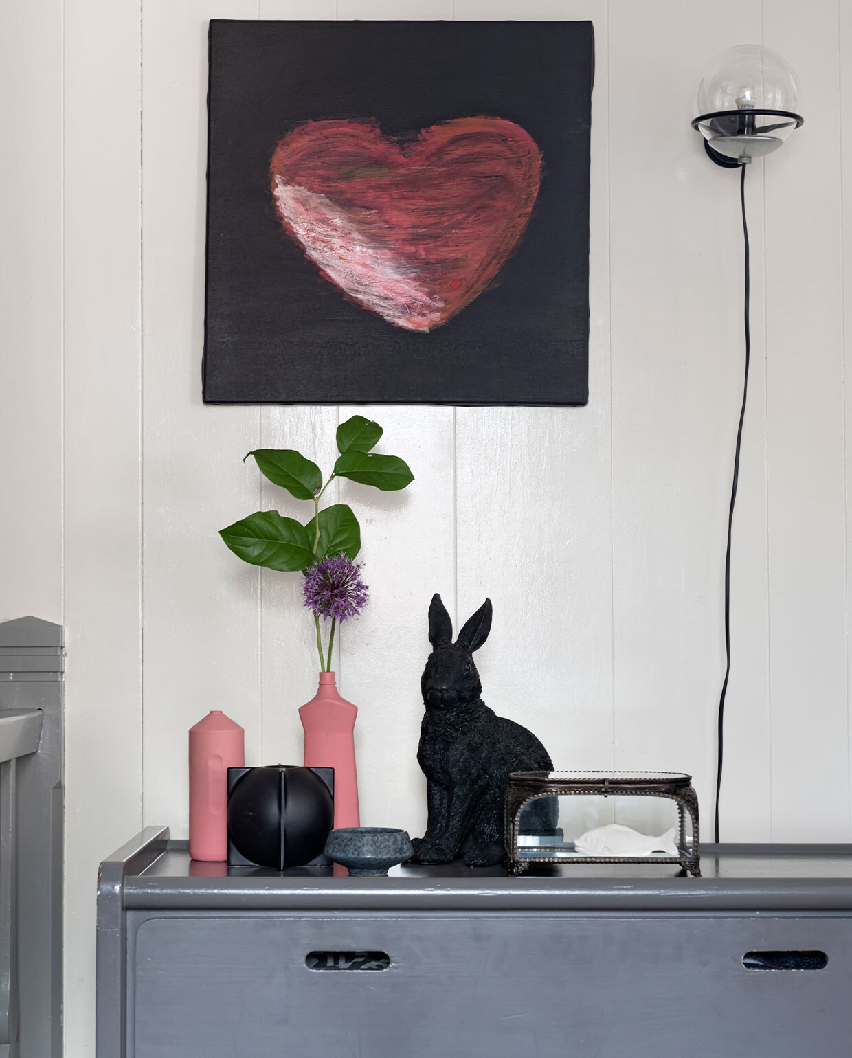 Vintage wandlamp van Gino Sarfatti voor Arteluce, commode uit ouderlijk huis. Roze vazen Foekje Fleur, haas &amp;klevering, schaaltje en vitrinekist Sissy-Boy Homeland. Geluksvis Studio Rode Kers. Schilderij zelfgemaakt. Overig onbekend.