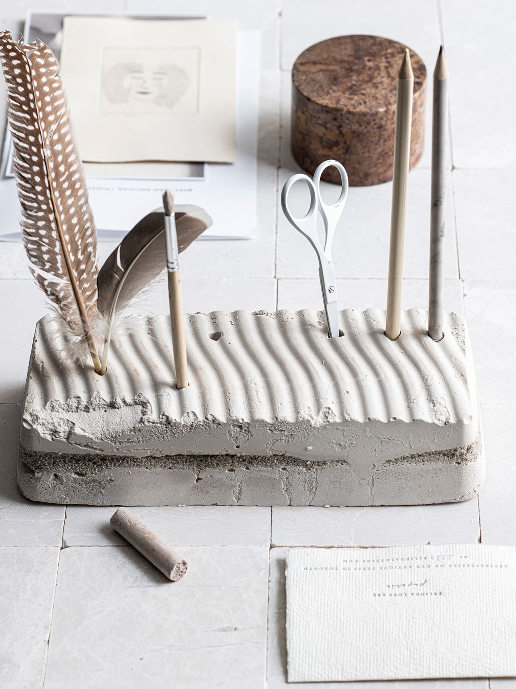 do it yourself bureauhouder met golvende cementlook