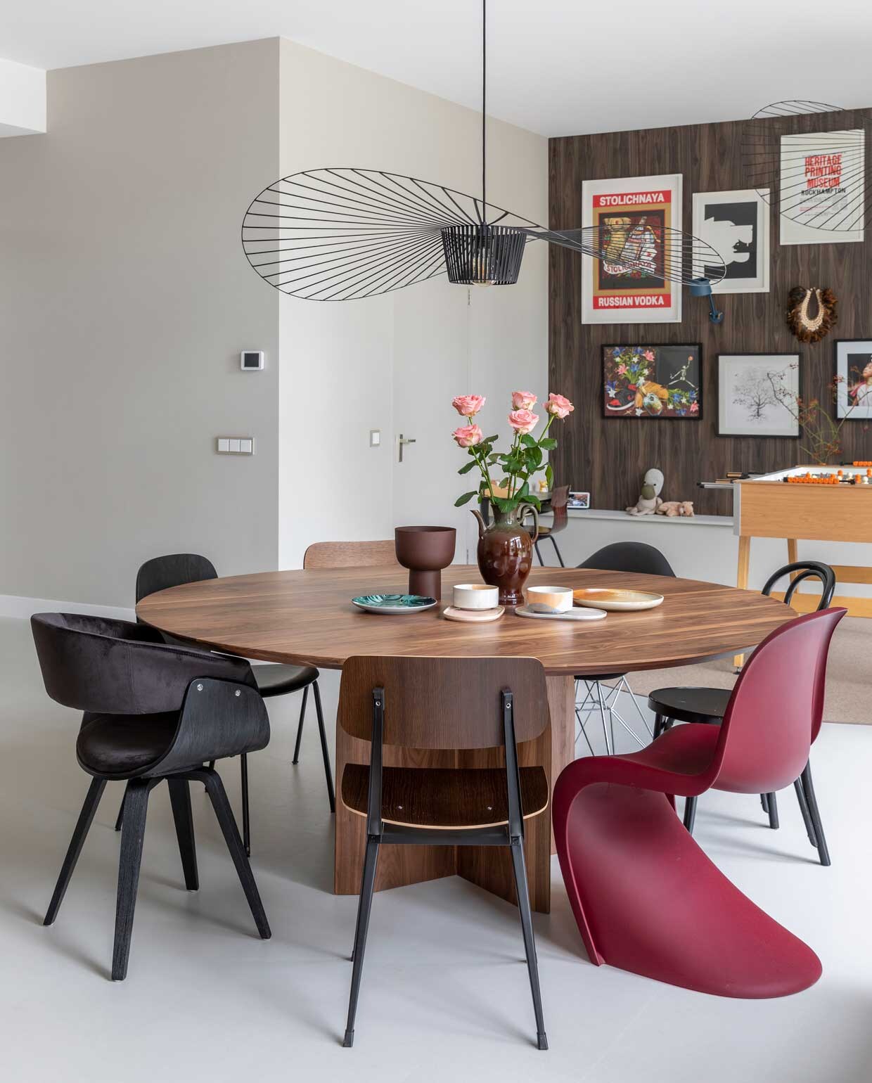 Eettafel Slot Studio Henk, Vitra eetkamerstoel Panton, Vitra eetkamerstoel DAR, Menu eetkamerstoel Co, BePureHome eetkamerstoel Catch, Hay eetkamerstoel Result, Thonet eetkamerstoel 214, Hanglamp Grande Suspension Vertigo van Constance Guisset via petitefriture.com. Vaas bruin HKLiving, Pot bruin 101Copenhagen , Bord groen multicilour &amp;Klevering , Bord keramiek oranje HKliving vtwonen, Kommen HKliving vtwonen, Bord ovaal roze Hkliving vtwonen, Bord ovaal roze/lila HKliving vtwonen
