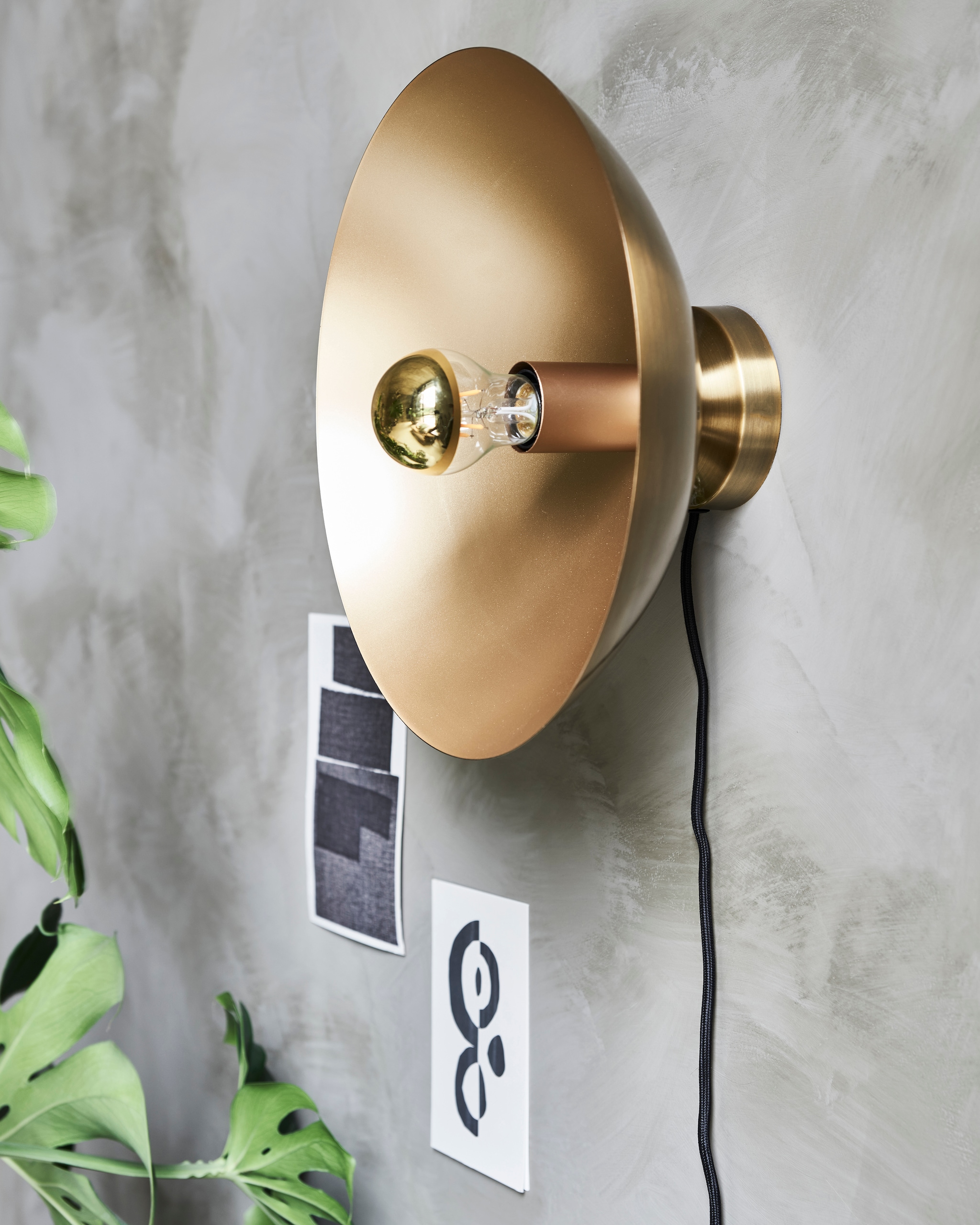 Metalen wandlamp Disk, 33×15 cm (Øxh), exclusief lichtbron € 84,99.M.m.v. pure-original.nl (muurverf Fresco in de kleur Tundra), sukha.nl (kaart links), sostrenegrene.com (kaart rechts).