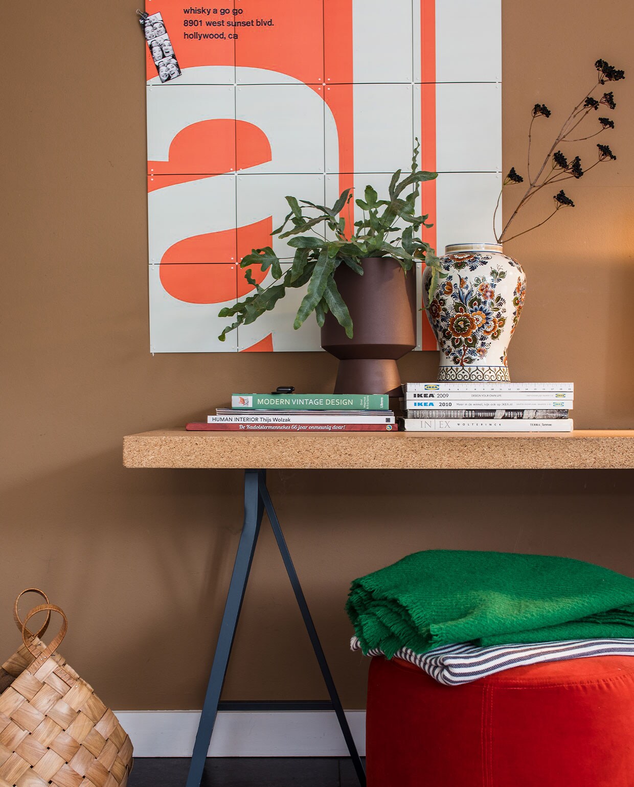 Scratch Acid &amp; All With Chemical People Punk Rock Concert geprint op Ixxi Your World. Bureau met blad van kurk Sinnerlig-collectie Ikea. Bloempot rechts Jysk. Plant tuincentrum. Kaststel gekregen van Maaikes oma. Beeldscherm Apple. Plastic bureaustoel Vitra PACC van Charles &amp; Ray Eames, Flinders. Poef Ikea Stockholm. Gestreepte plaid Ikea. Groene wollen plaid Hay. Mand Thuuz. Vacht Koldby, Ikea.
