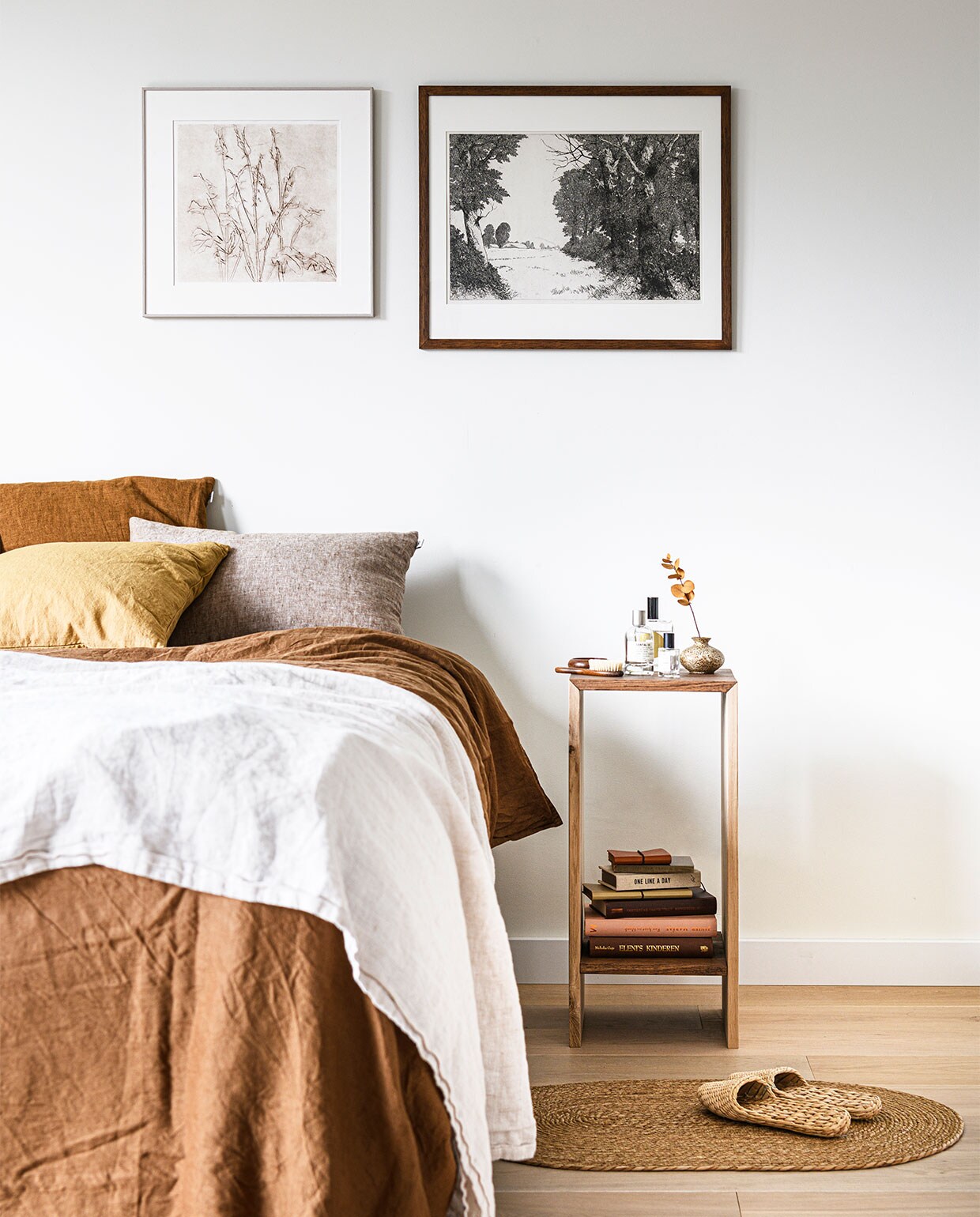 Verwassen linnen dekbedovertrek, kleur tabak, 240×220 cm € 79,99, linnen deken, 140×190 cm € 79,99 (zarahome.com). Spray by Lingua Planta met goudkleurig rond label € 28,- (kikubari). Houten borstel € 9,99 (themodernman.co.uk). Parfum Santal 33 van Le Labo Fragrances, 100 ml € 237,- (skins). Parfum Nurture,30 ml € 82,- (gray-label). Vaas (kringloopwinkel). Overig privébezit.