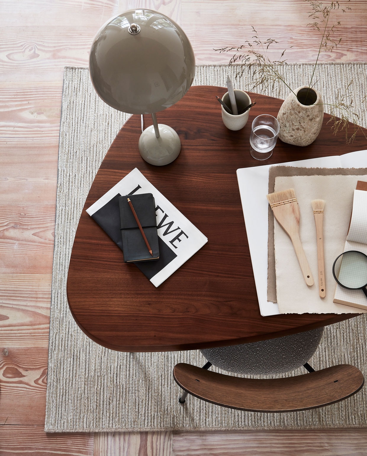 Wollen karpet Nature cord antraciet melé vanaf € 535,- * M.m.v. letoile.store (bruin-wit kussen, plaid), homestede (salontafel), zarahome.com (keramieken vaas op bruine salontafel, stenen vaas op bank met gevlochten zitting, houten opbergbox, slippers), homestede.nl (houten bank met gevlochten zitting), vantil (voetenbank), sissy-boy.com (kom). Overig privébezit