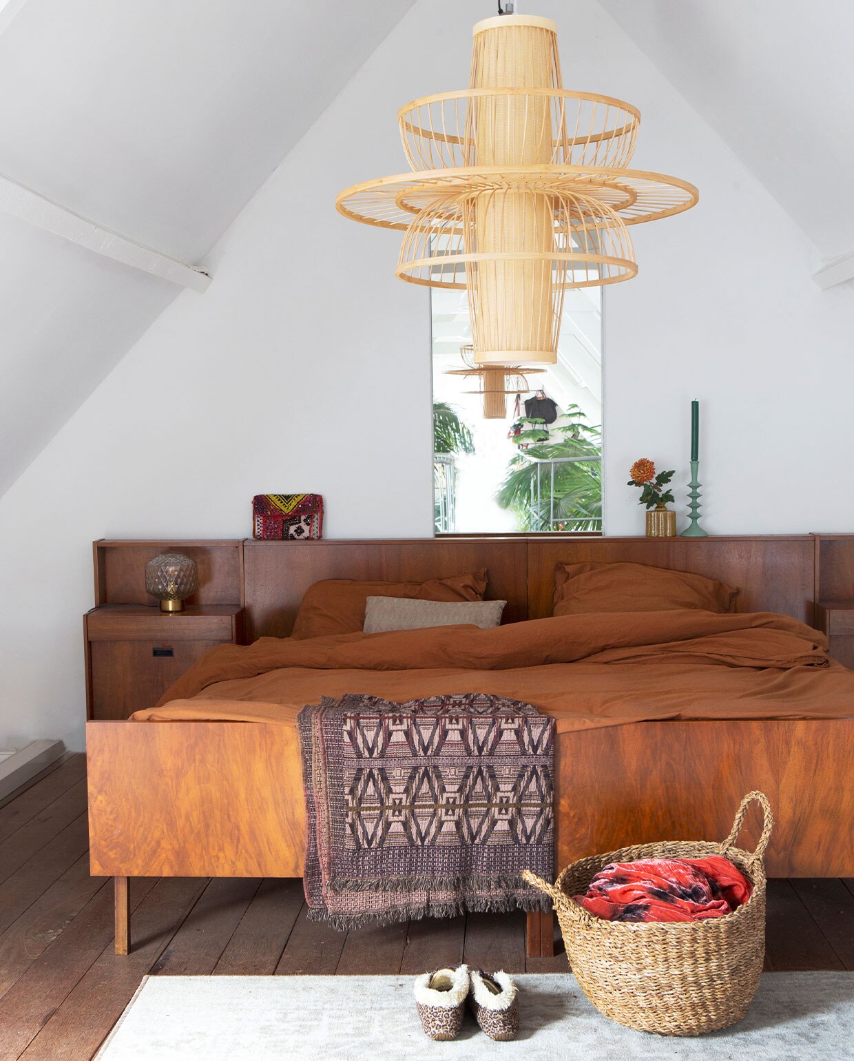 Bed vintage. Hanglamp Orientique. Nachtkastje en tafellamp vintage. Doek Sissy-Boy Homeland. Overig onbekend.