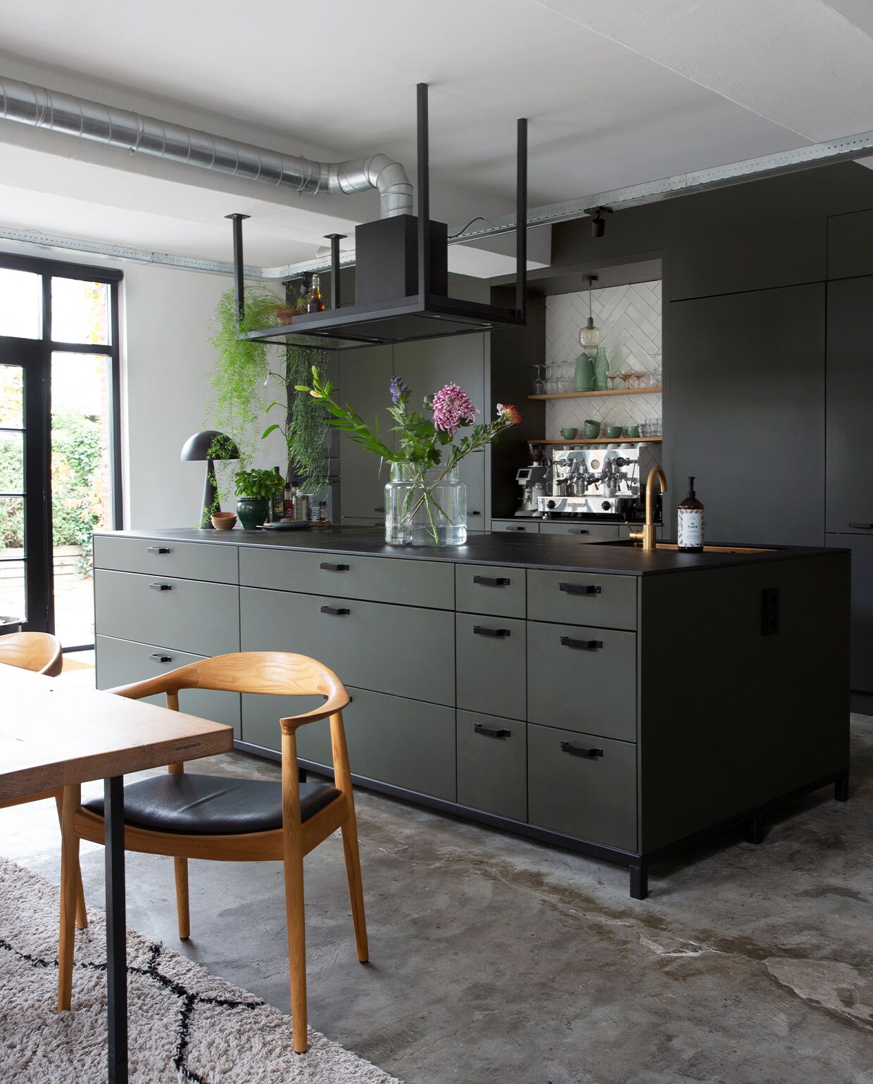 Keuken Kvik. Aanrechtblad Kemi. Afzuigkap Marktplaats. Stoel Kennedy Chair van Hans Wegner.