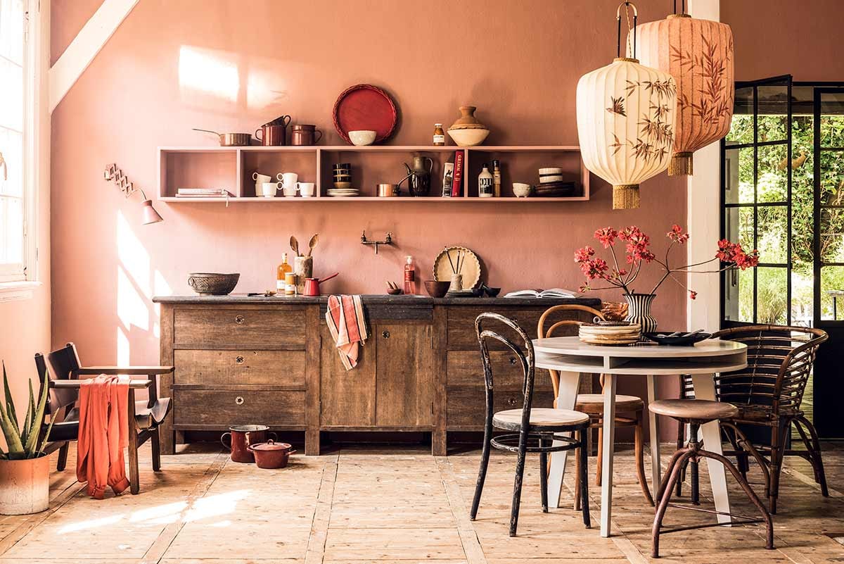 Muurverf Tuscan Red van Little Greene (De Ru). Keuken, deuren (Jan van IJken Oude Bouwmaterialen). Stoel met leer (Mobilia). Tafel, handgemaakte wandkast, lichte houten stoel, zwarte stoel, wandlamp, pannen, rode dienblad, porseleinen borden, houten borden, bakvorm (Linda’s hoekje). Koperen pan, tajine (Combitex). Rotan stoel, plantenpot (De Weldaad). Lampen, borden op tafel, bruine kan (HKliving). Kruk (Neef Louis). Oranje glazen schaaltjes, eetstokjes, houten opscheplepels, zeepjes (Household Hardware). Zwarte schaal, gevlekte schaal, opscheplepels, flesjes in de kast, wit schaaltje op de kast, schaaltjes rechts in de kast, vijzelbakjes, bakje met oor (Things I Like Things I Love). Witte mokken (Bolia). Theedoek, boeken, zwart-witte vaas (MaisonNL). Oranje blouse en plant privébezit.