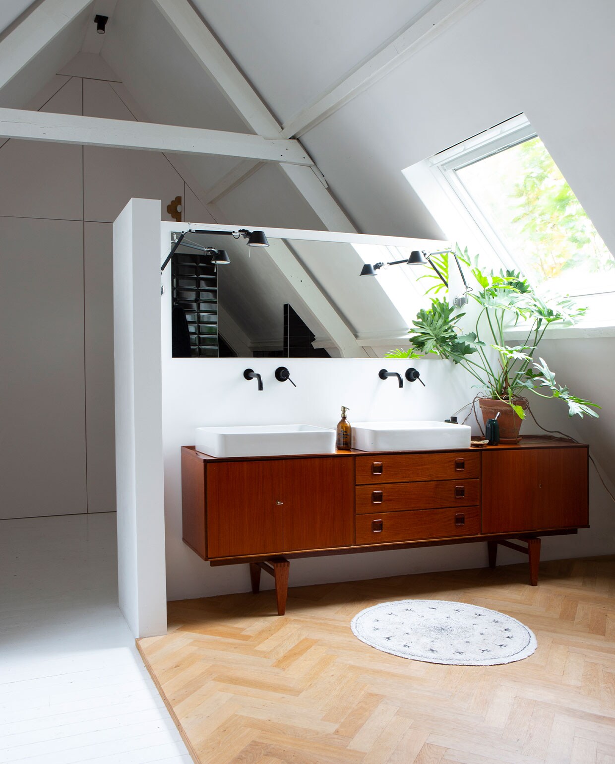 Dressoir vintage Fristho. Lampen Artemide. Kranen en wasbakken onbekend.