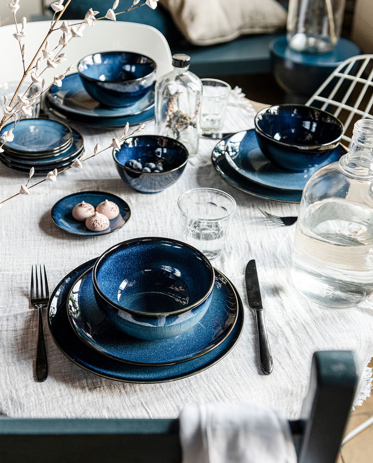 Het donkerblauwe vtwonen servies is verkrijgbaar als 16-delige set en bevat 4 borden Ø 23 cm, 4 borden Ø 25,5 cm, 4 kommen Ø 15 cm, 4 XL mokken zonder oor 400 ml voor € 99,- (in geschenkverpakking). Naast de 16-delige set zijn er sets van schaaltjes verkrijgbaar: set van 4 schaaltjes op voet Ø 12,5 cm € 22,-, set 4 schaaltjes Ø 12,5 cm € 25,- en als set van 4 op voet Ø 15,5 cm € 29,- (in geschenkverpakking). Alle onderdelen van het donkerblauwe vtwonen servies zijn ook los verkrijgbaar vanaf € 3,95 per stuk. Het serviesgoed is gemaakt van A-kwaliteit porselein en is geschikt voor zowel magnetron als vaatwas-machine.