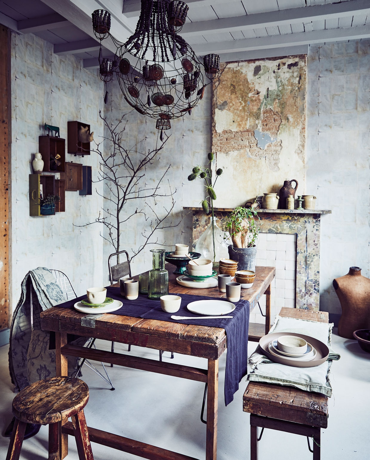 Muurverf Broccoli Brown van Farrow &amp; Ball. Kunstwerk links kringloop, rechts Enkel Art Studio. Bank Ikea, kussen Madam Stoltz. Bijzettafel kringloop, met zelf geplaatste spiegelplaat. Decoratiedobbelsteen en ingelijst portretje familiestuk. Hanglamp Marktplaats.