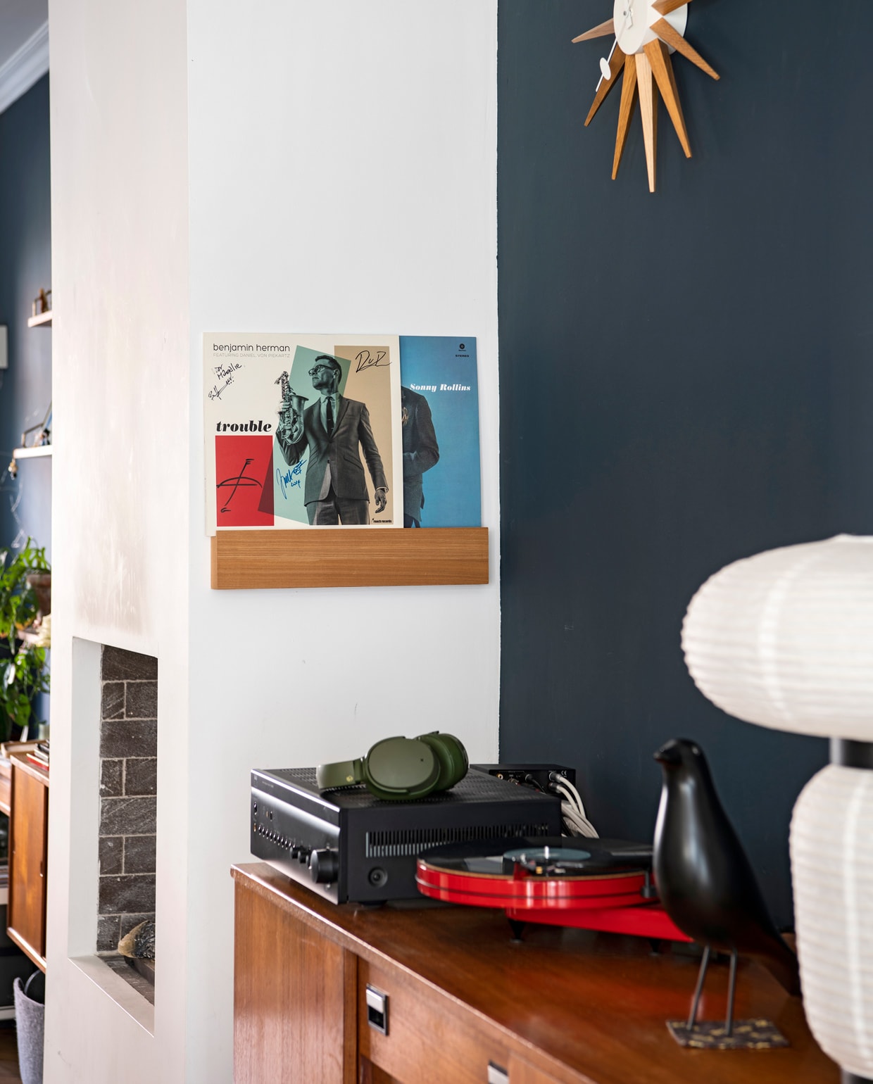 Muurverf Ral 5008. Vintage kast Loods 5, platenspeler Projekt van HiFi Klubben, lamp Formakami van &amp;Tradition. Plank voor elpees Muji. George Nelson-klok Star van MoMA Design Store.