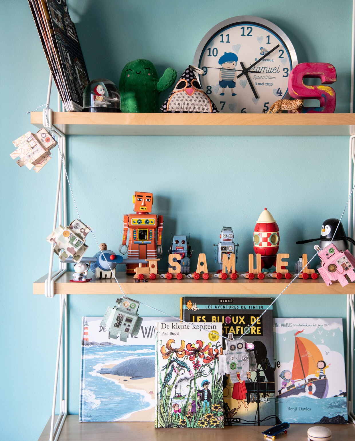 Wandrek Ikea. Speelgoed Janod, &amp;klevering, Artis en souvenirs. Slinger met robots Studio Ditte. Klok met voorkant geboortekaartje Samuel cadeau gekregen. Muurverf Cotton Flowers van Flexa.