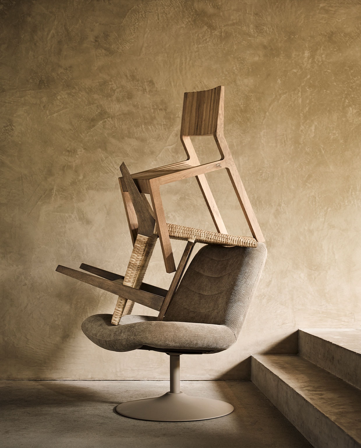 Van boven naar beneden: eikenhouten eetkamerstoel Latte, 37,5x55x81 cm (bxdxh) € 449,- (vanvrienden.com). Loungestoel geweven zitting, 72×72,5×76,5 cm (bxdxh) € 524,- (hkliving.nl). Corduroy fauteuil Bubba op draaivoet, 67x81x85 cm (bxdxh) € 605,- (zuiver.com).