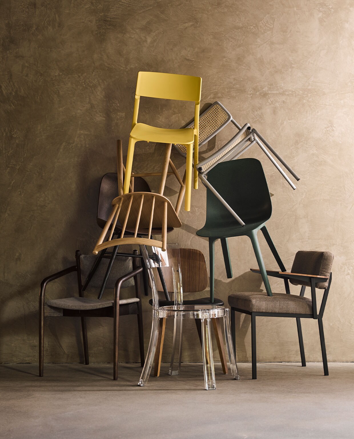 Van boven naar beneden: gele stoel Janinge, 50x46x76 cm (bxdxh) € 39,99 (ikea). Grijze stoel Jort met webbing zitting en rug, 47x51x81cm (bxdxh) € 275,- (zuiver.com). Eikenhouten spijlenstoel, 43x43x79 cm (bxdxh) € 309,- (hay.nl). Groene stoel Odger, 45x38x81 cm (bxdxh) € 59,95 (ikea.nl). Bruine stoel Albert Kuip kleur Coffee, 49x55x81 cm (bxdxh) € 210,- (zuiver.com). Stoel met massief rubber-houten frame Torrance, 55x59x78,5 cm (bxdxh) € 265,- (dutchbone.com). Houten stoel met leren zitting Classic van vtwonen, 48x50x81cm (bxdxh) € 149,- (basiclabel.nl). Stoel Concept 1 Dining Chair met houten armleuningen, 55x53x77,5 cm (bxdxh) € 775,- (allestedlund.com). Transparante stoel Stein, 47x54x82 cm (bxdxh) € 49,99 (ikea.nl).