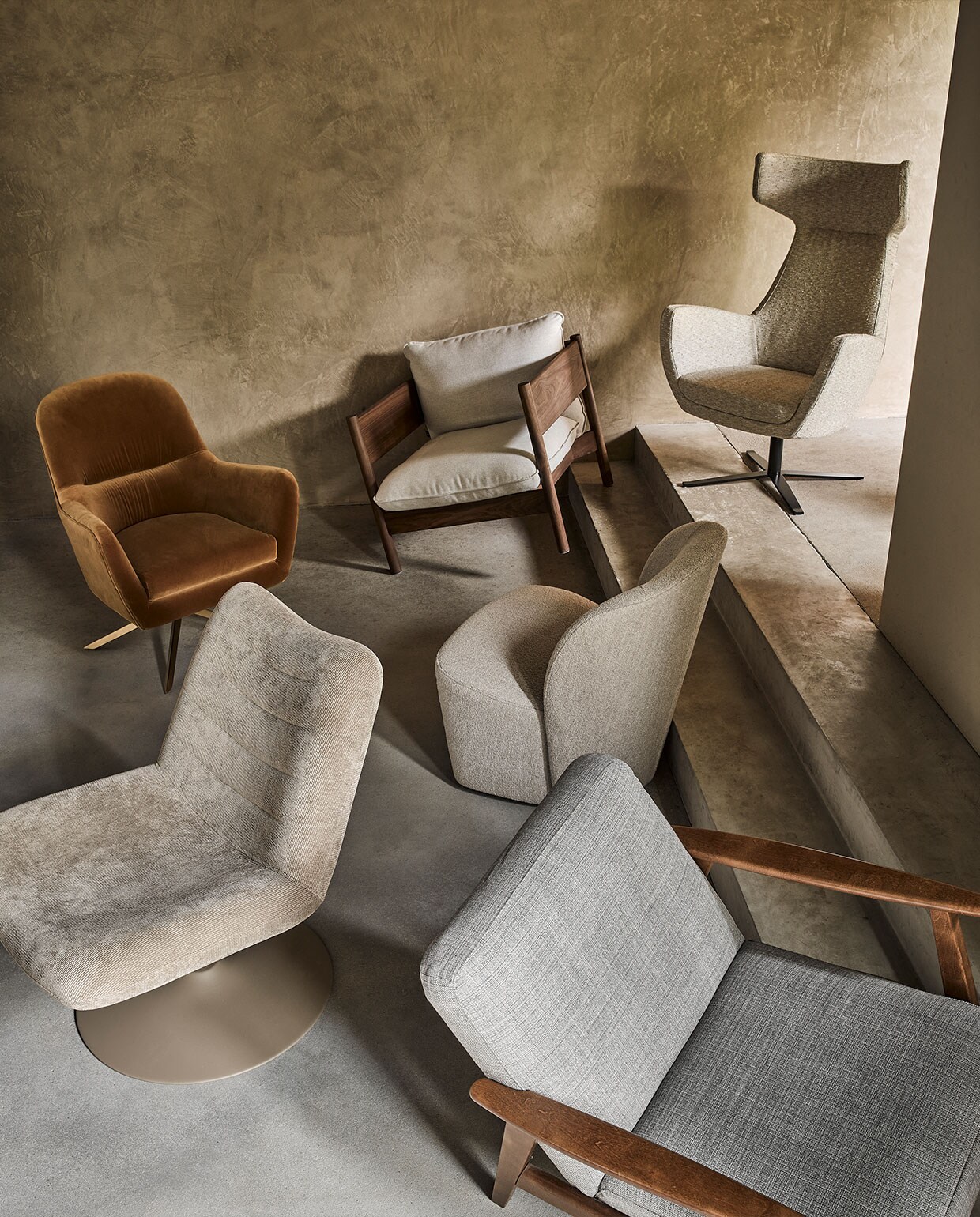 Van achter naar voor: draaifauteuil Studio C met hoge rug, 77x74x118 cm (bxdxh) € 1875,- (allestedlund.com). Fauteuil Arbour Club met houten frame, 75x85x75 cm (bxdxh) € 2529,-(hay.nl). Fluwelen loungefauteuil Robusto, 74x79x89 cm (bxdxh) € 880,-(dutchbone.com). Fauteuil Lofty met bouclé bekleding van vtwonen, 68x72x75 cm (bxdxh) € 279,- (basiclabell). Corduroy fauteuil Bubba op draaivoet, 67x81x85 cm (bxdxh) € 605,- (zuiver.com). Fauteuil Ekenäset met houten frame, 64x50x76 cm (bxdxh) € 149,- (ikea).