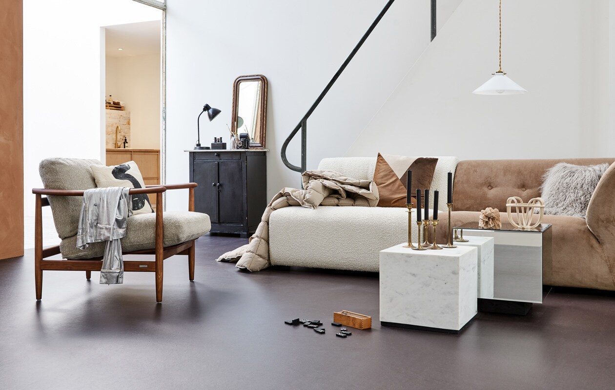 M.m.v. hkliving.nl (bank bestaande uit twee losse delen, marmeren salontafel, salontafel met spiegels), vtwonen.be (fauteuil van Pols Potten, kussens op de bank, kussen in fauteuil), jolandelijkdewebshop.nl (kast, spiegel, bureaulamp, hanglamp, dominospel, theaterkijker, camera), fortuneflea.com (gouden kandelaars), littledreamers.nl (dekbed met streep), karwei.nl (schaal op tafel). Overig privébezit.
