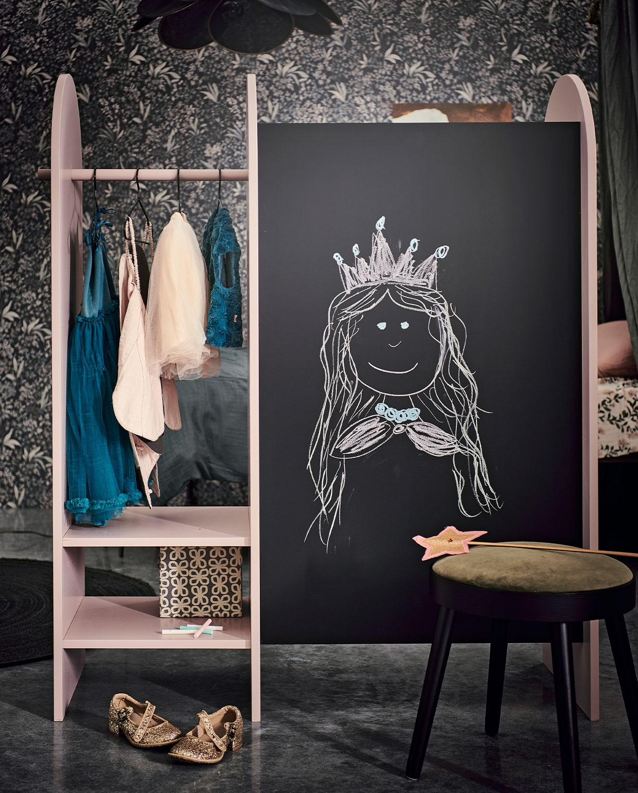 Behang Nocturne 2014 € 59,95 (borastapeter.com). Verf Light Peachblossom (littlegreene). Hanglamp Pale € 225,- (georgesstore.fr). koffertjes Orangerie van Konges Sløjd, set van 2 € 24,-, kussensloop met blauwe blaadjes Woodlands, 50×70 cm € 30,-, kussensloop met roze bloemen Honeysuckle 50×70 cm € 34,- van Garbo &amp; Friends (littledreamers). Spijlenbed prijs op aanvraag (vroegerentoen). Vloerkleed Eternal van Ferm Living, 140×200 cm € 199,- (vtwonen.be). Kruk Laurie € 54,99 (karwei.nl). Jurkje € 57,50 en bolero € 28,- van Maileg, vlindervleugels Lucy met haarband van Numero 74 € 65,-, toverstaf Baobab van Numero 74 € 13,-, glitterschoenen van Konges Sløjd € 47,-, blauwe dekbedovertrekset zonder kussensloop Ice Blue van Numero 74, 140×200 cm € 105,-, roze dekbedovertrekset Wilted van Midnatt, 140×200 cm € 60,- (lidor.nl). Tutu van Maed for Mini € 55,- (fishonthemoon.com). Cape Leia van Numero 74, € 69,-, metalen kledinghangers van Numero 74, per stuk € 15,- (archive-store). Hoedje en tafellamp kringloopwinkel. Opbergdoos met bloemenprint € 7,47 (sostrenegrene.com). Krijtjes € 0,30 (action.com/nl). Poef Sequioa van Frederica, 40 cm (Ø) € 1269,- (designtales). Hoedendoos € 65,- (burbri). Krukje, borstel, kam, doosje en kettingen privébezit.