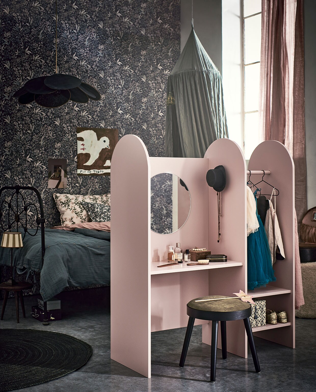 Behang Nocturne 2014 € 59,95 (borastapeter.com). Verf Light Peachblossom (littlegreene). Hanglamp Pale € 225,- (georgesstore.fr). Hemel van Konges Sløjd € 99,95, poster Fly to Tokyo van Fine Little Day, 50×50 cm € 36,-, poster Moonlight van Ted and Tone, A4-formaat € 13,95, koffertjes Orangerie van Konges Sløjd, set van 2 € 24,-, kussensloop met blauwe blaadjes Woodlands, 50×70 cm € 30,-, kussensloop met roze bloemen Honeysuckle 50×70 cm € 34,- van Garbo &amp; Friends (littledreamers). Spijlenbed prijs op aanvraag (vroegerentoen.nl). Vloerkleed Eternal van Ferm Living, 140×200 cm € 199,- (vtwonen.be). Gordijnen, 120×250 cm, set van 2 € 39,99 (hm.com). Kruk Laurie € 54,99, spiegel 40 cm (Ø) € 13,19 (karwei). Jurkje € 57,50 en bolero € 28,- van Maileg, vlindervleugels Lucy met haarband van Numero 74 € 65,-, toverstaf Baobab van Numero 74 € 13,-, glitterschoenen van Konges Sløjd € 47,-, blauwe dekbedovertrekset zonder kussensloop Ice Blue van Numero 74, 140×200 cm € 105,-, roze dekbedovertrekset Wilted van Midnatt, 140×200 cm € 60,- (lidor). Tutu van Maed for Mini € 55,- (fishonthemoon.com). Cape Leia van Numero 74, € 69,-, metalen kledinghangers van Numero 74, per stuk € 15,- (archive-store). Hoedje en tafellamp kringloopwinkel. Bruin sieradendoosje € 6,58, opbergdoos met bloemenprint € 7,47, haarclips vanaf € 2,78 (sostrenegrene.com). Krijtjes € 0,30 (action.com/nl). Poef Sequioa van Frederica, 40 cm (Ø) € 1269,- (designtales). Hoedendoos € 65,- (burbri). Krukje, borstel, kam, doosje en kettingen privébezit.